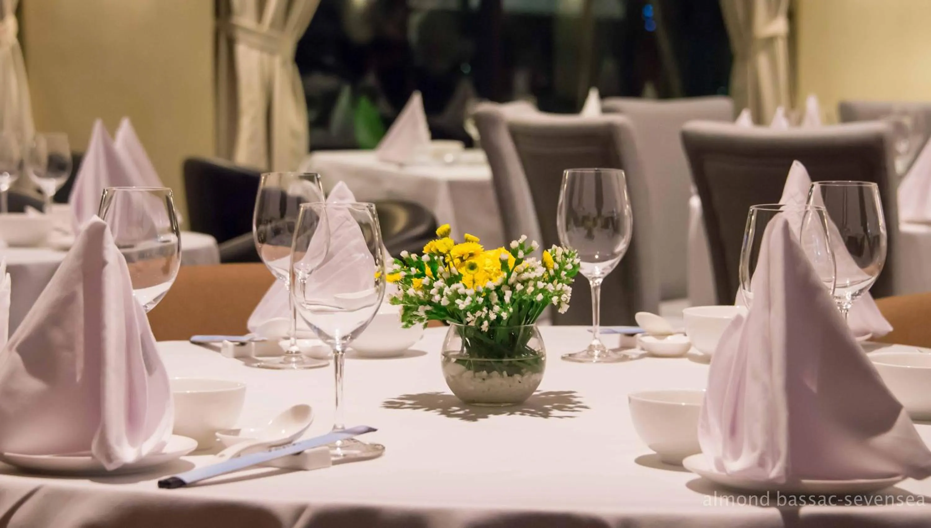 Restaurant/places to eat in Almond Hotel Bassac River