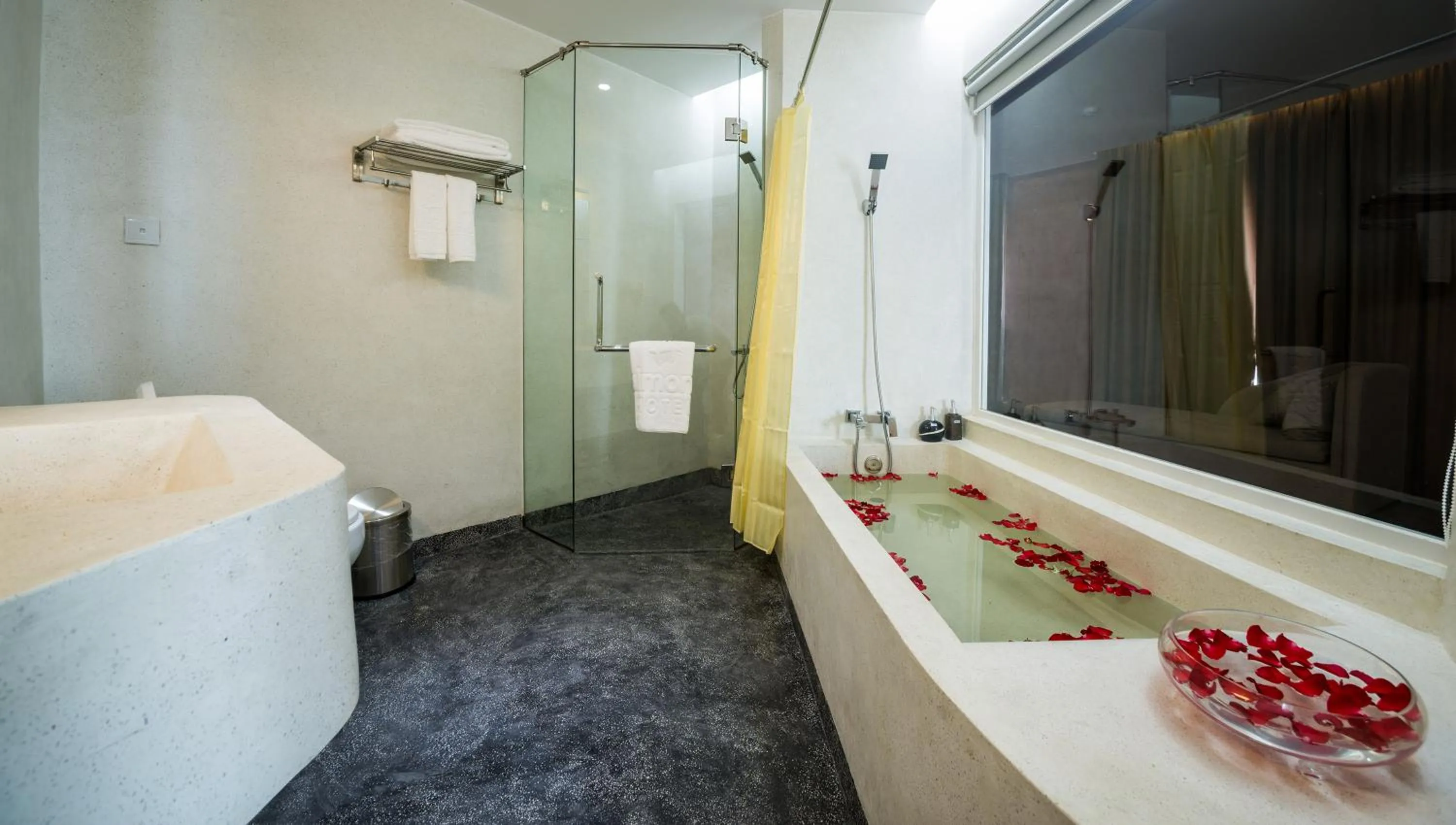 Shower in Almond Hotel Bassac River