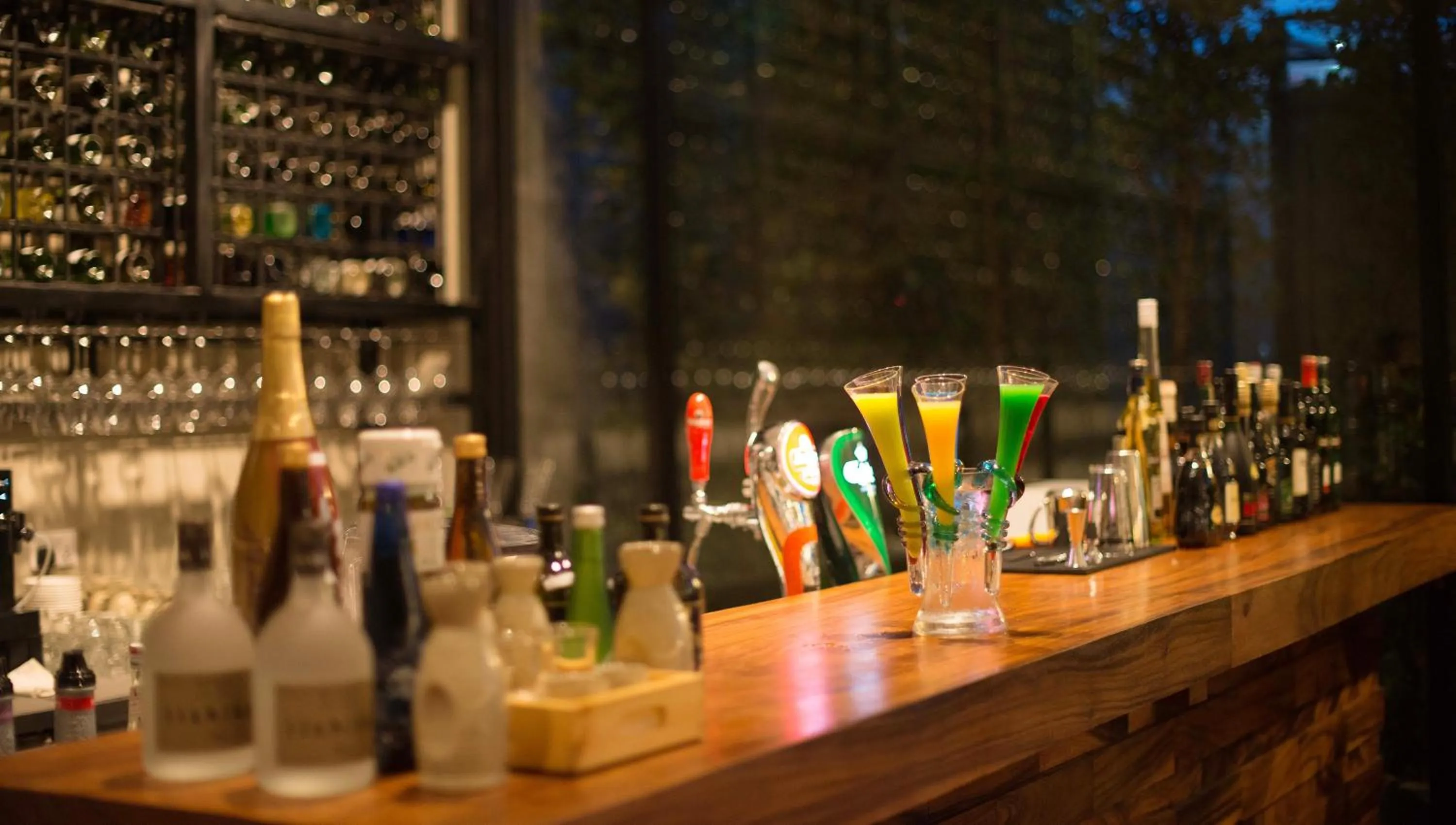 Restaurant/places to eat in Almond Hotel Bassac River