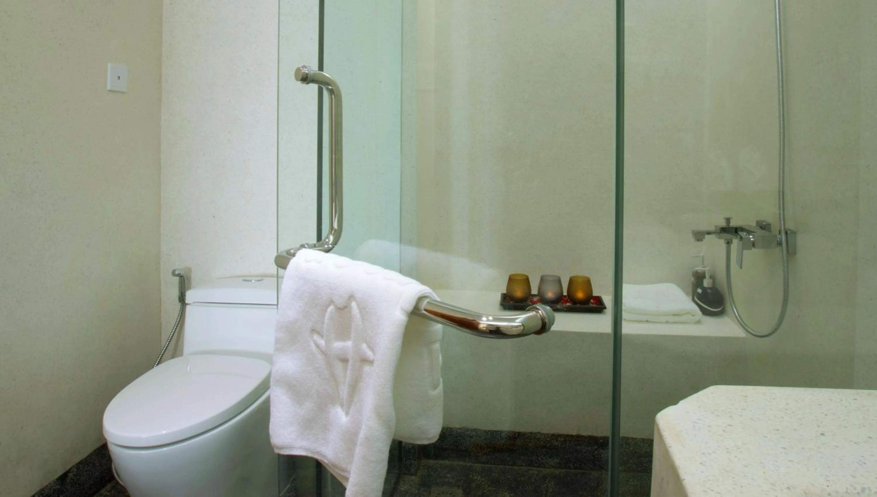 Shower in Almond Hotel Bassac River