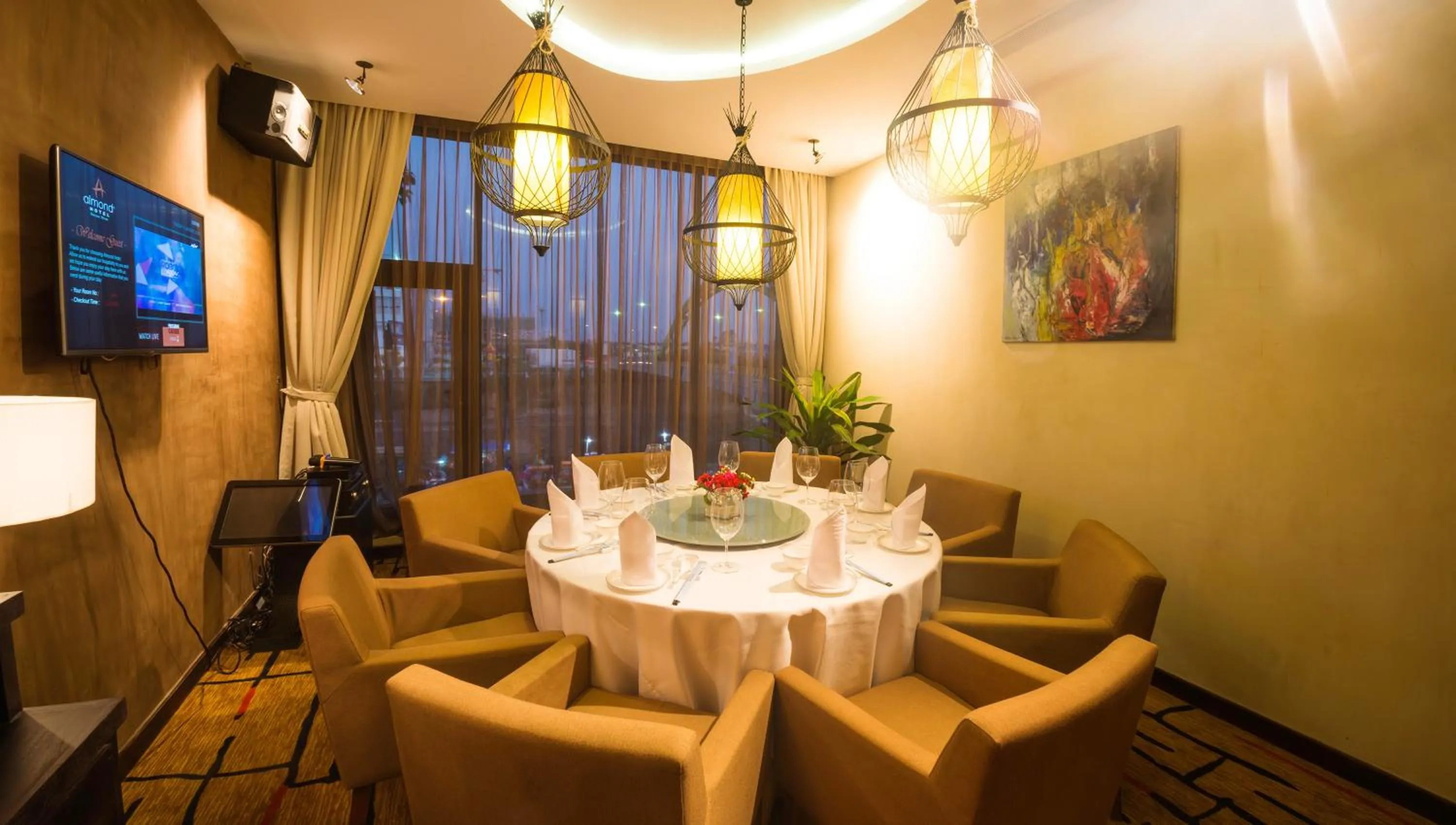 Restaurant/places to eat in Almond Hotel Bassac River