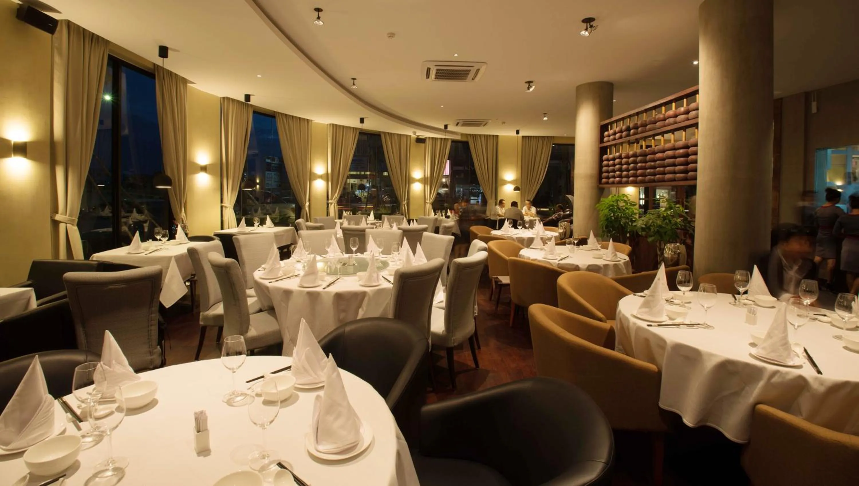 Restaurant/places to eat in Almond Hotel Bassac River