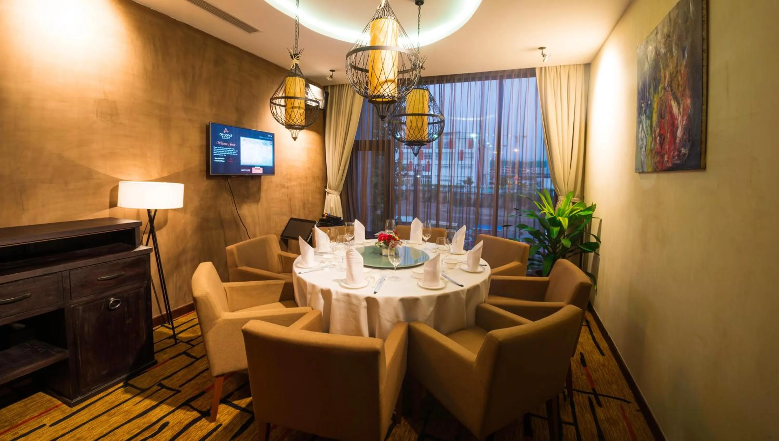 Restaurant/places to eat in Almond Hotel Bassac River