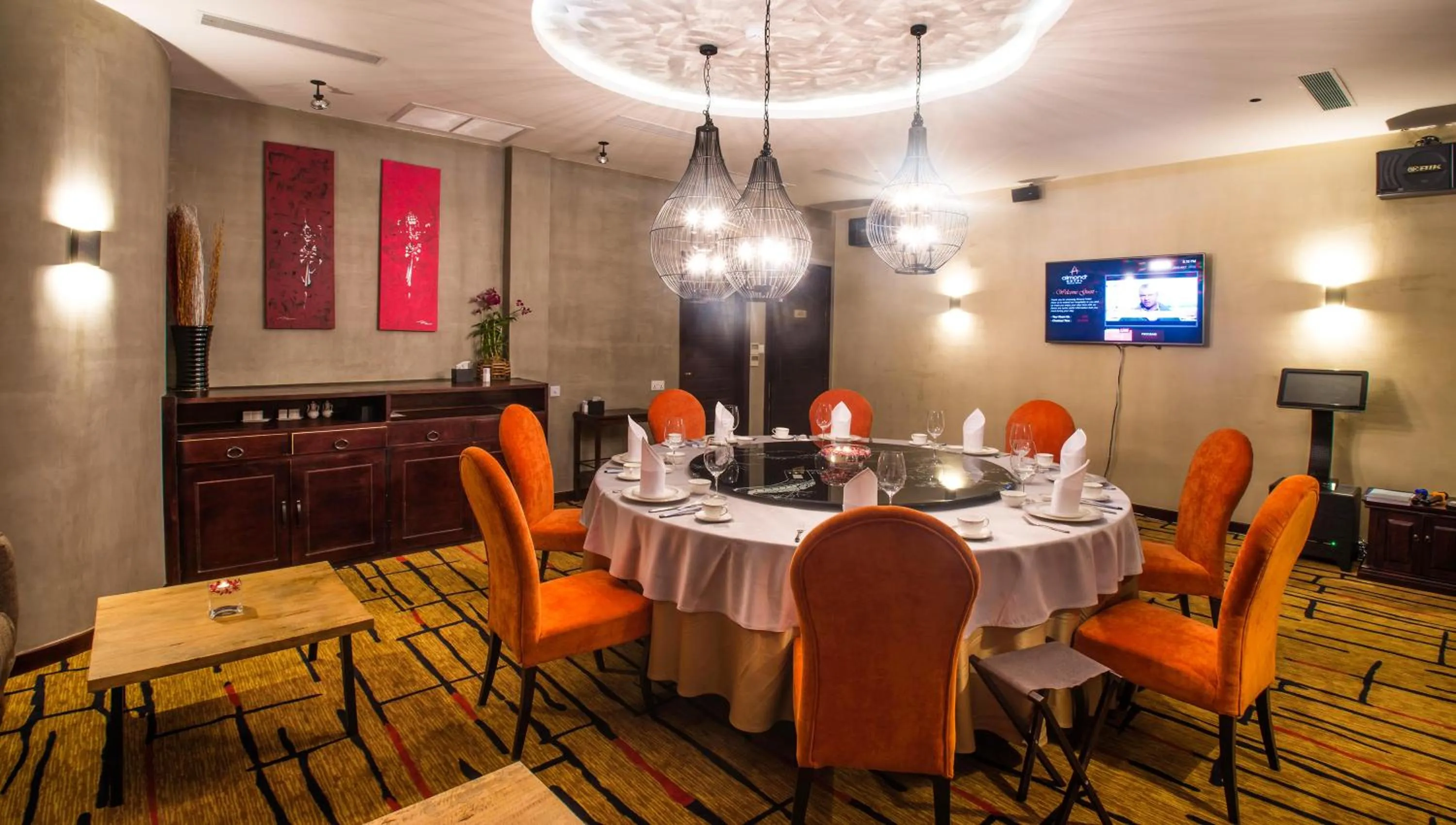 Restaurant/places to eat in Almond Hotel Bassac River