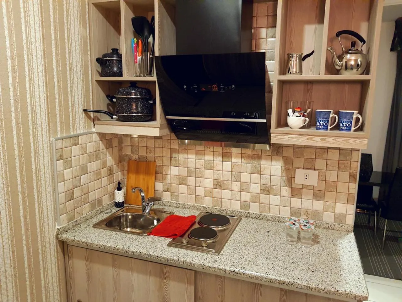 Communal lounge/ TV room in Easy Inn Hotel Suites