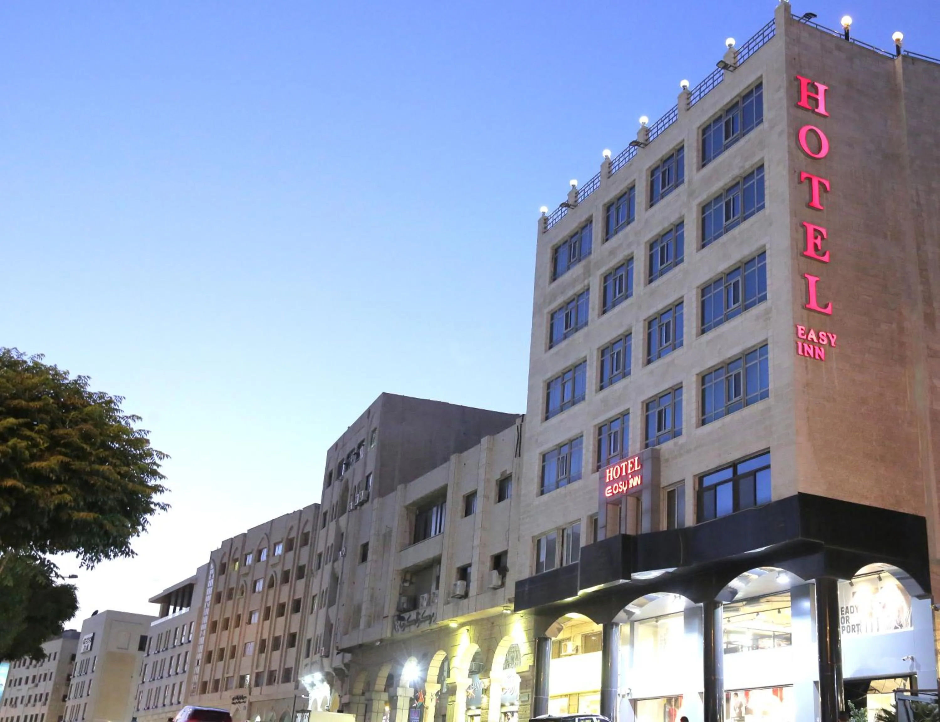 Property building in Easy Inn Hotel Suites