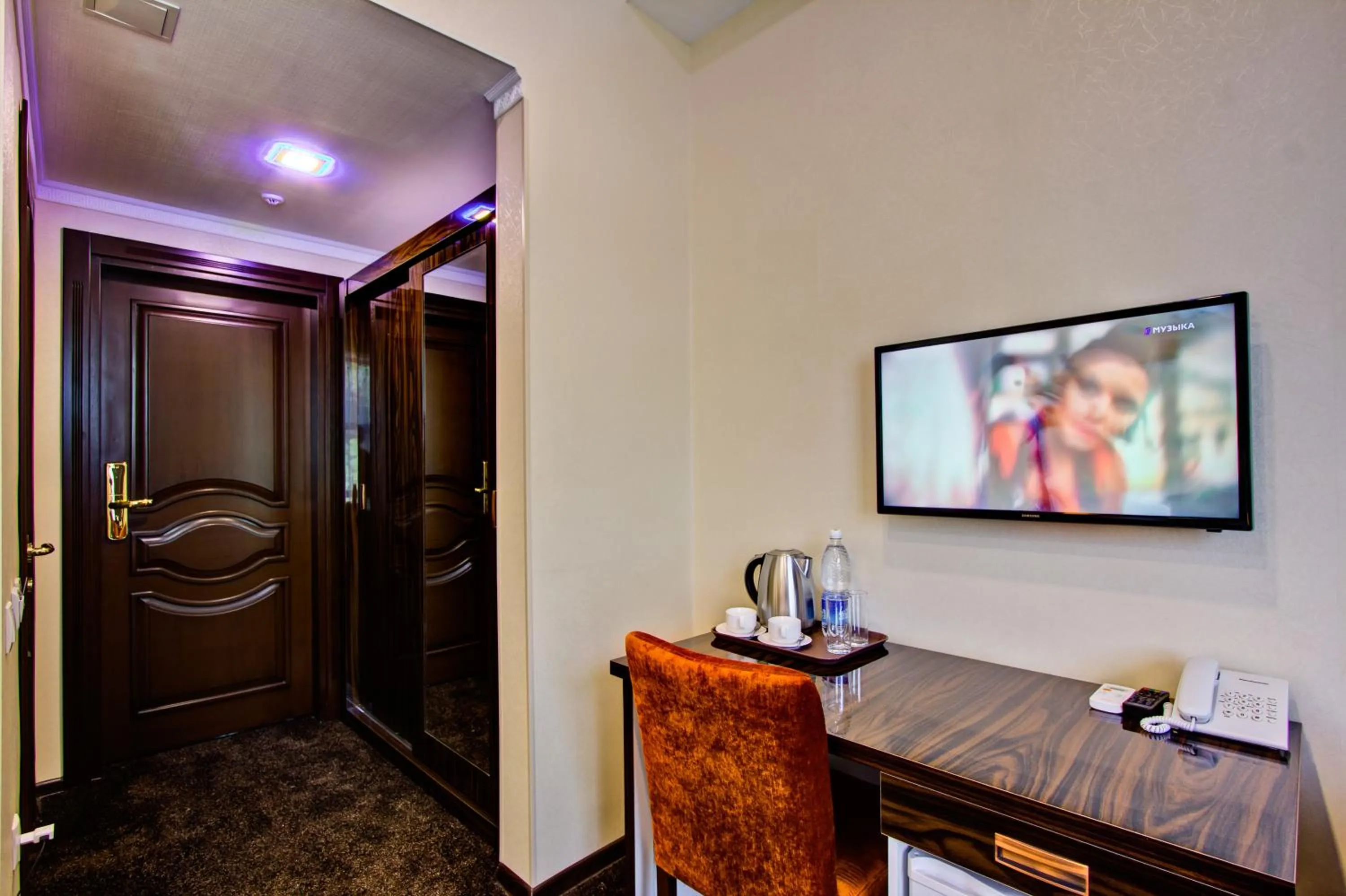 Photo of the whole room in Discovery Hotel