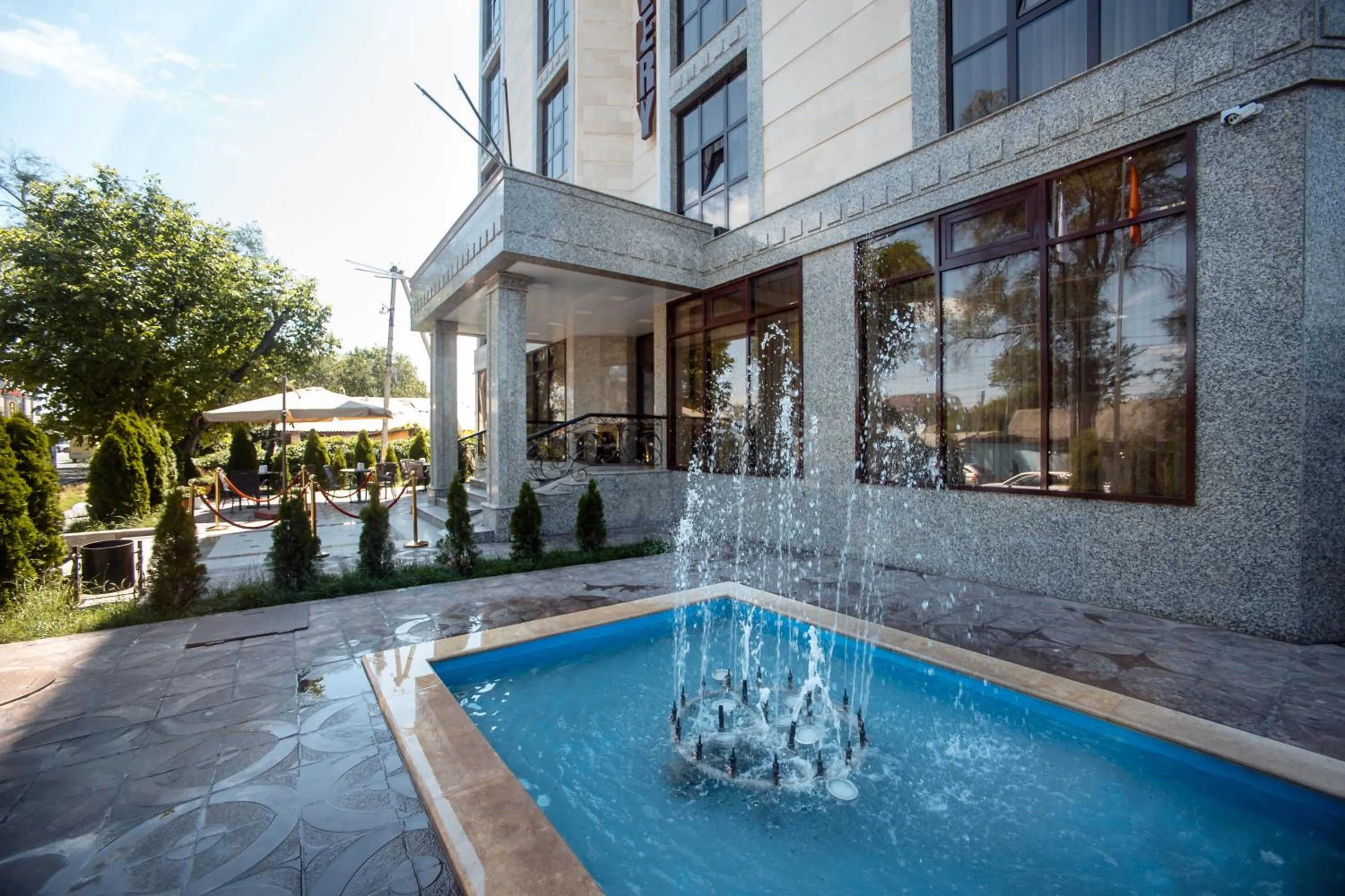 Facade/entrance in Discovery Hotel