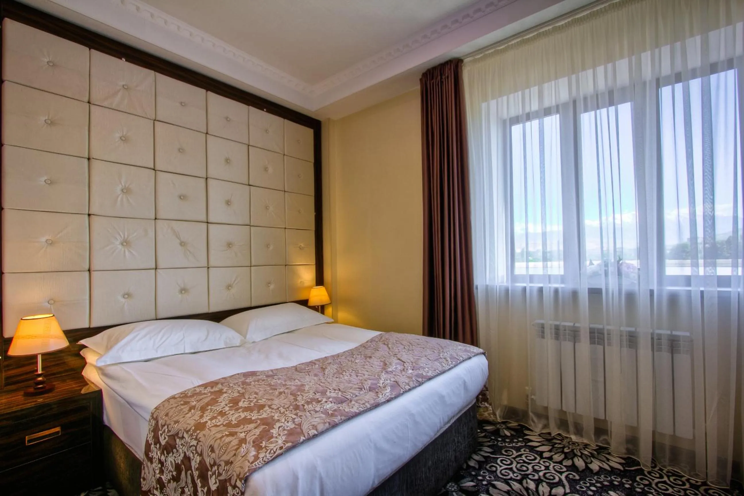 Photo of the whole room, Bed in Discovery Hotel