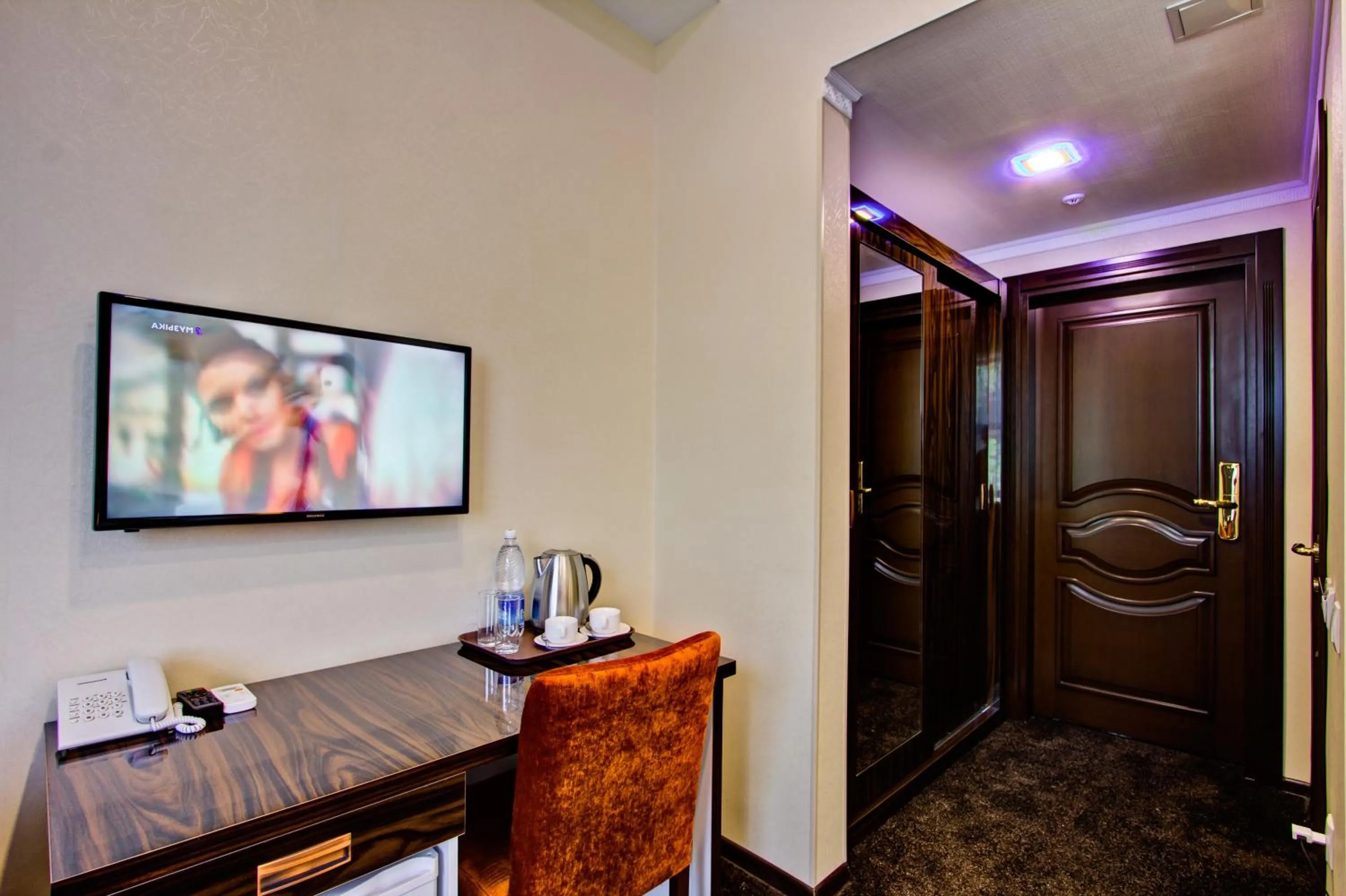 Photo of the whole room in Discovery Hotel