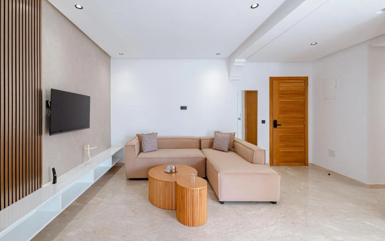 TV and multimedia in Spinoza House Appart Hôtel