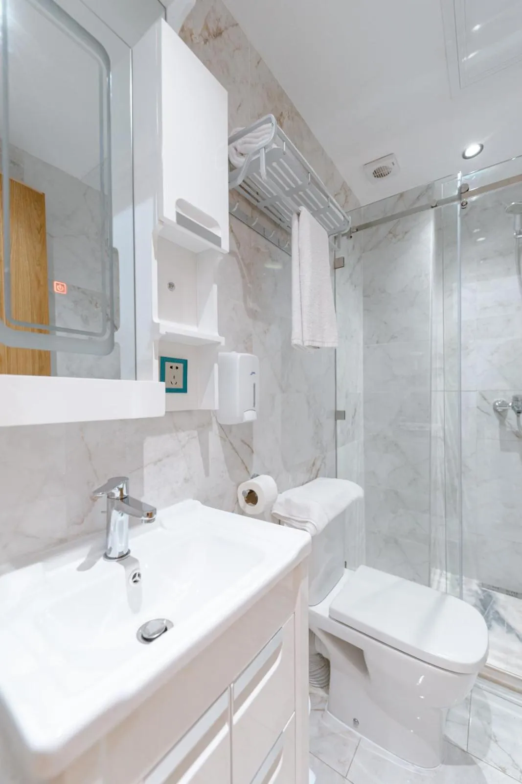 Shower in Spinoza House Appart Hôtel