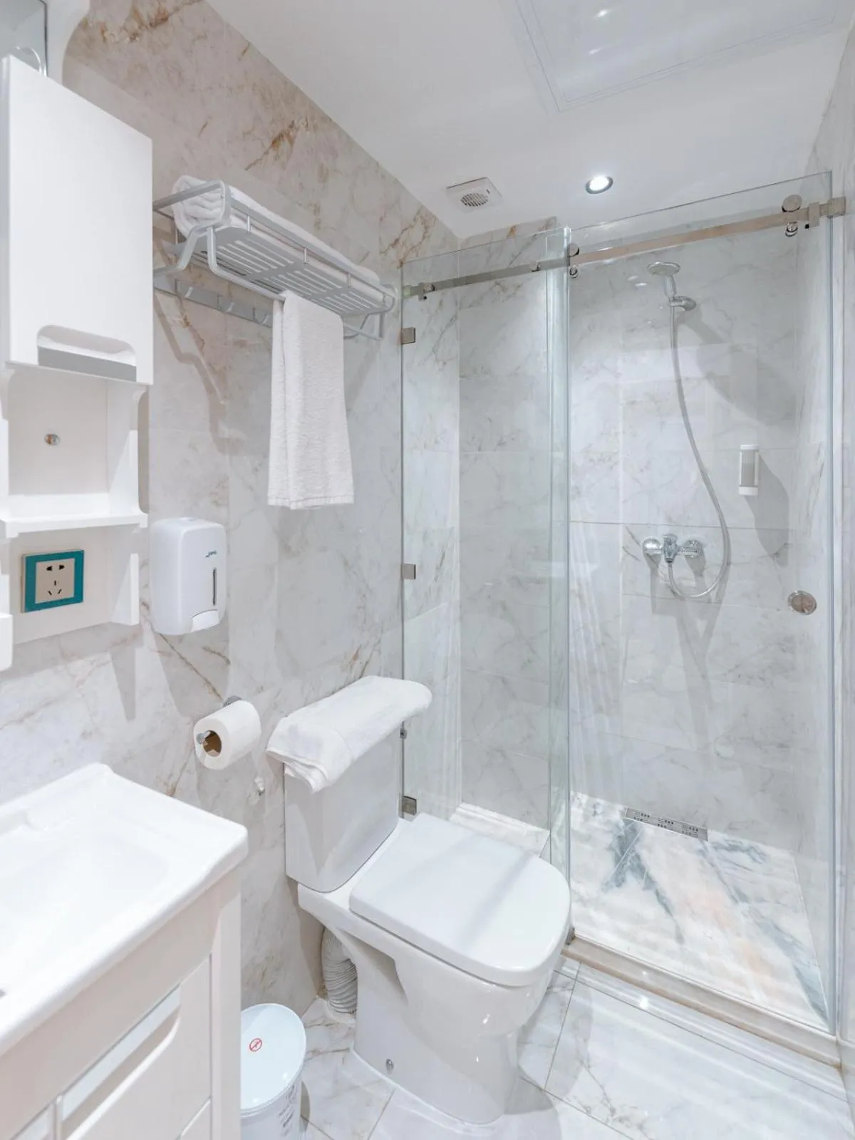 Shower in Spinoza House Appart Hôtel