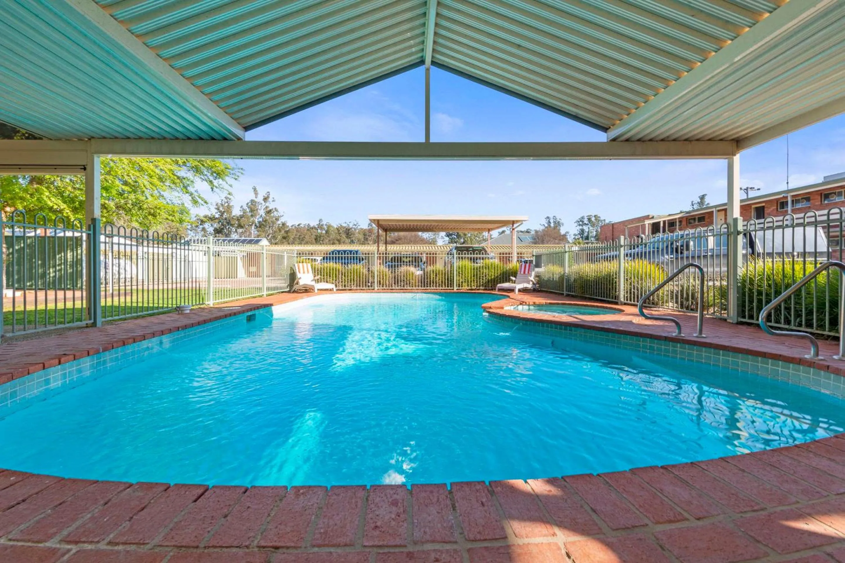 Swimming pool in Comfort Inn Clubarham