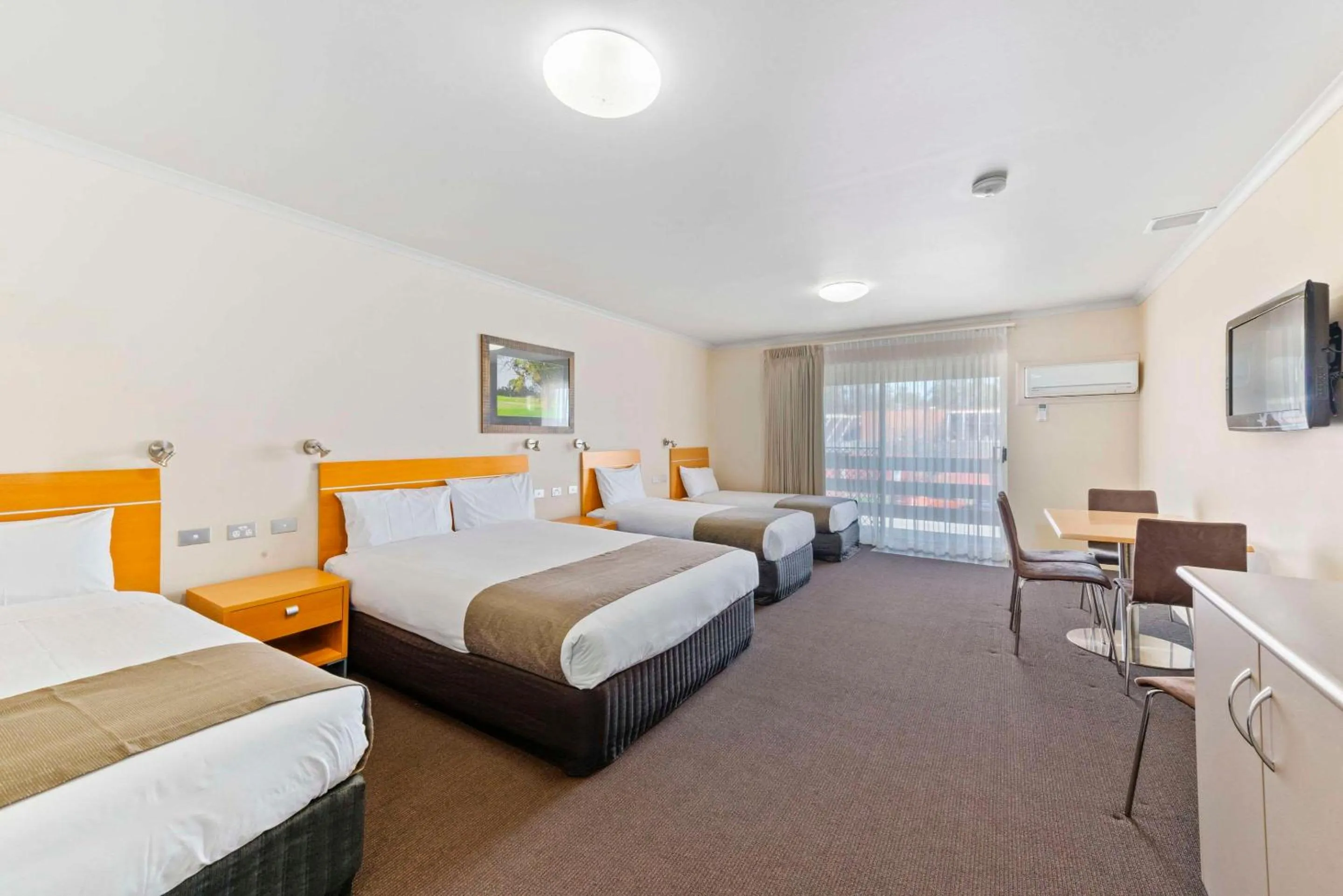 Bedroom, Bed in Comfort Inn Clubarham