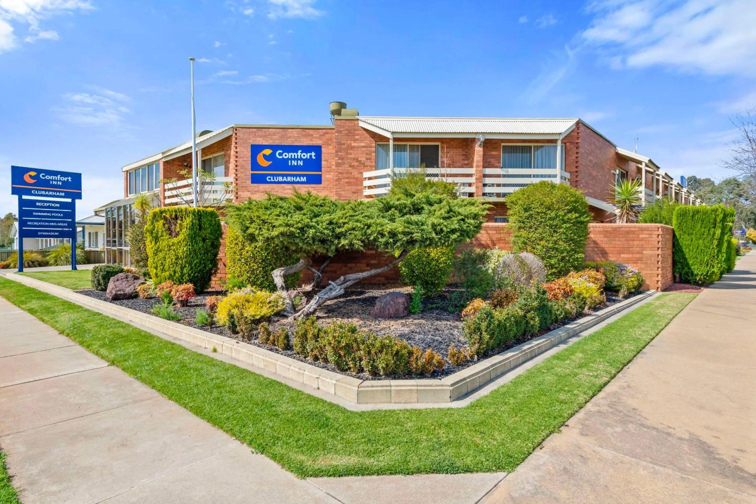 Property building in Comfort Inn Clubarham