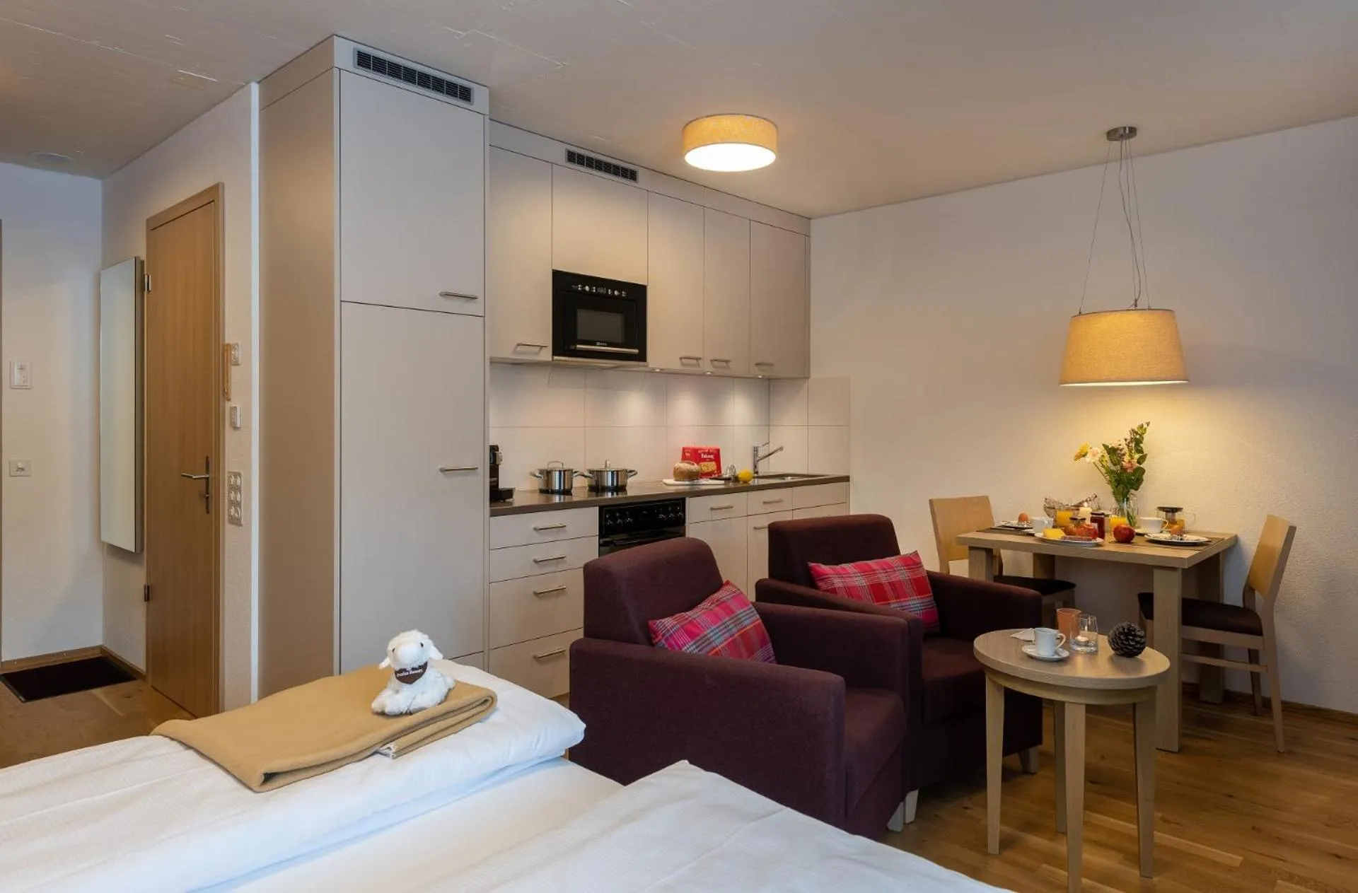 Living room, Bed in Pradas Resort Brigels