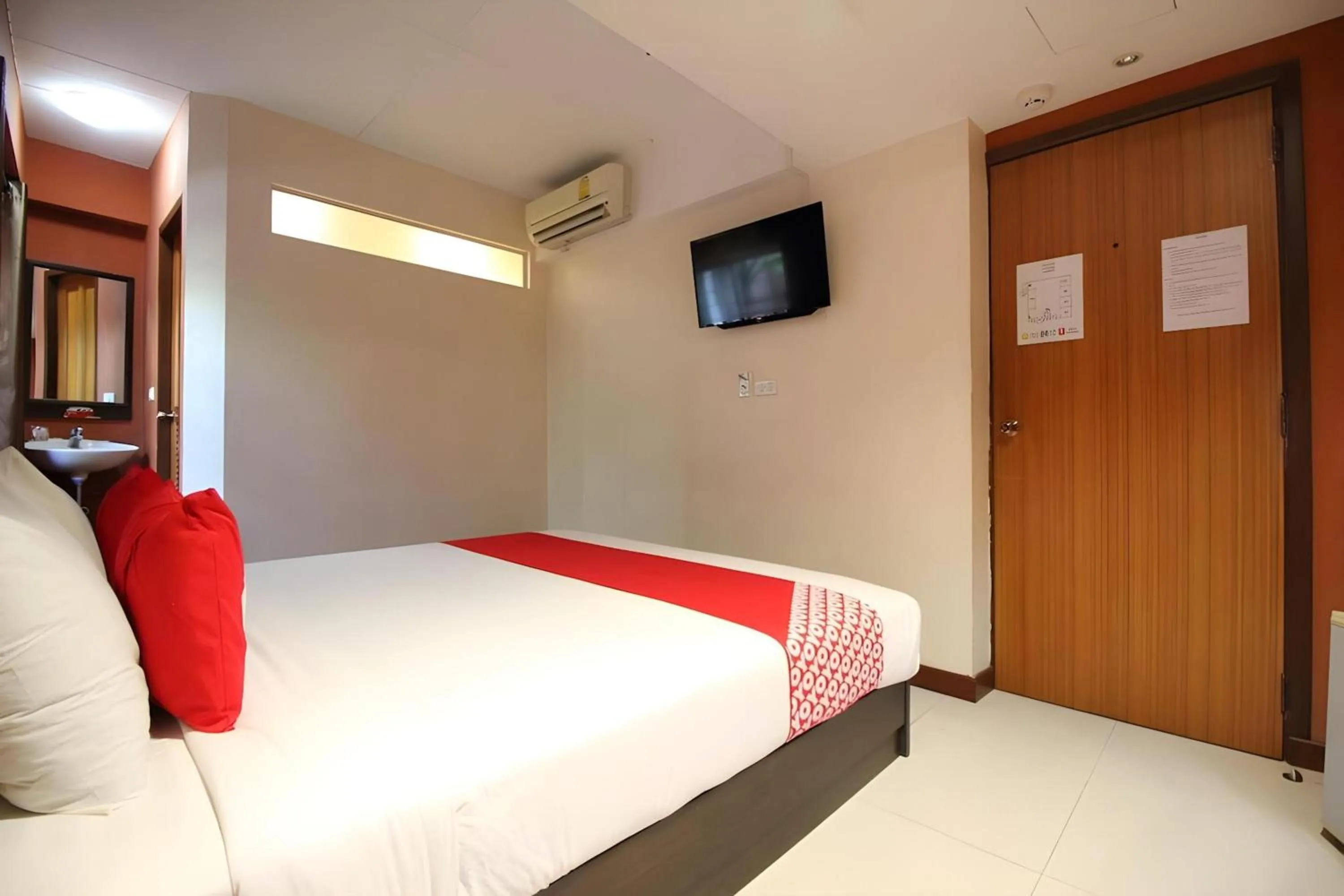 Bedroom, Bed in Pannee Lodge Khaosan - SHA Plus