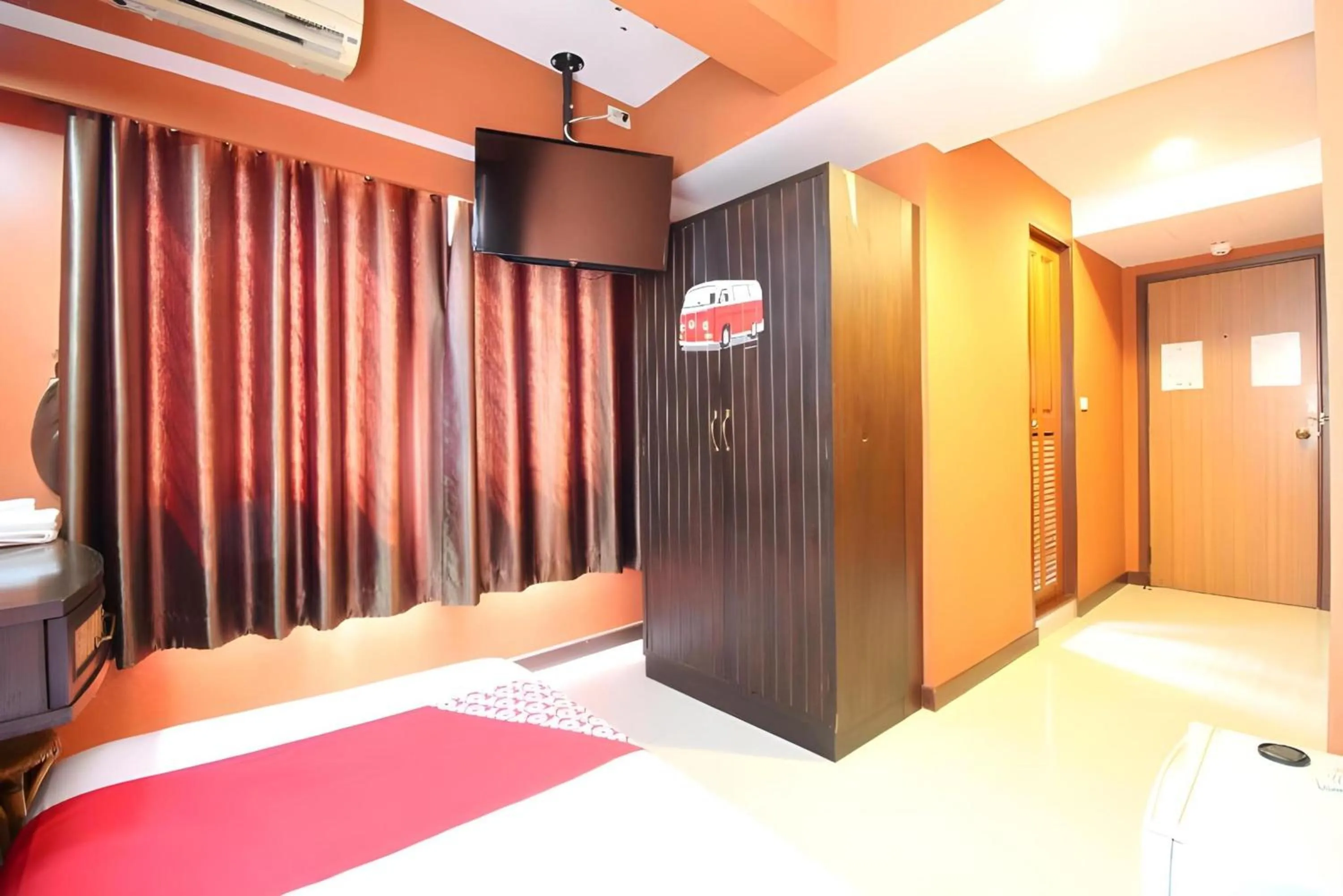 Bedroom, Bed in Pannee Lodge Khaosan - SHA Plus