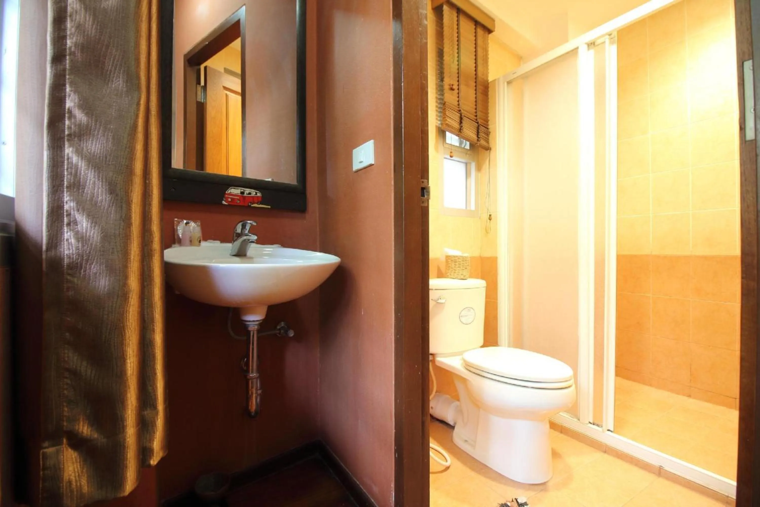 Bathroom in Pannee Lodge Khaosan - SHA Plus