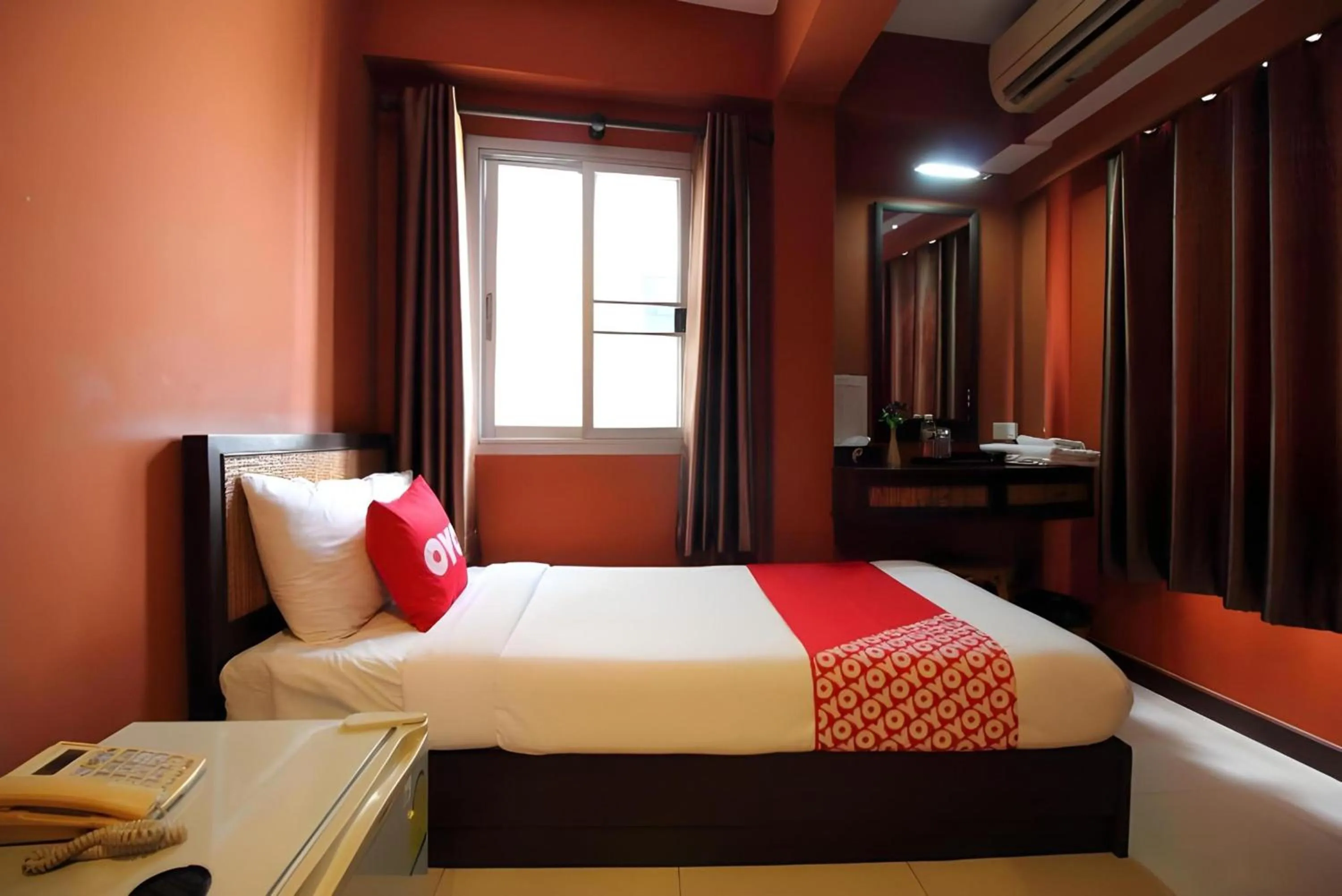 Bedroom, Bed in Pannee Lodge Khaosan - SHA Plus