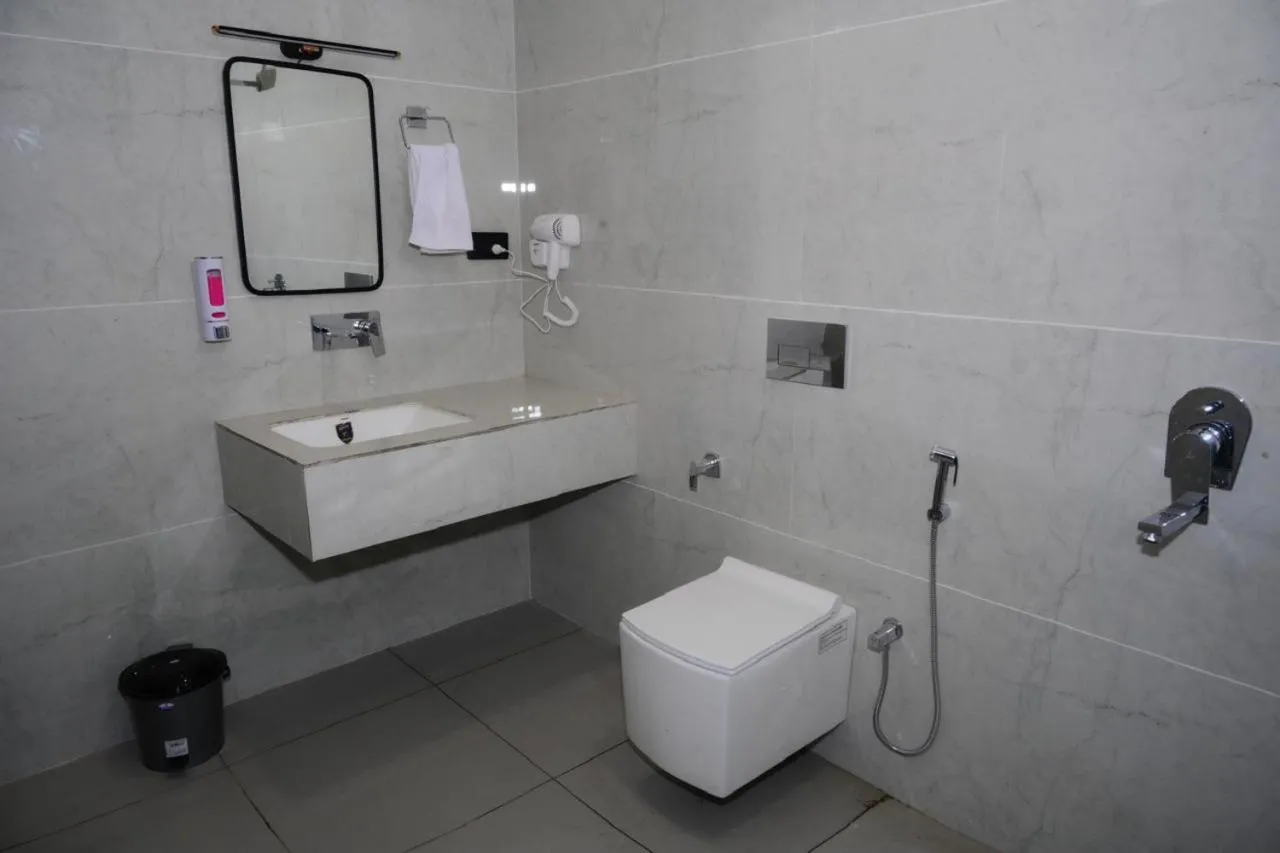 Shower in Yashasvi Himalayan Resort