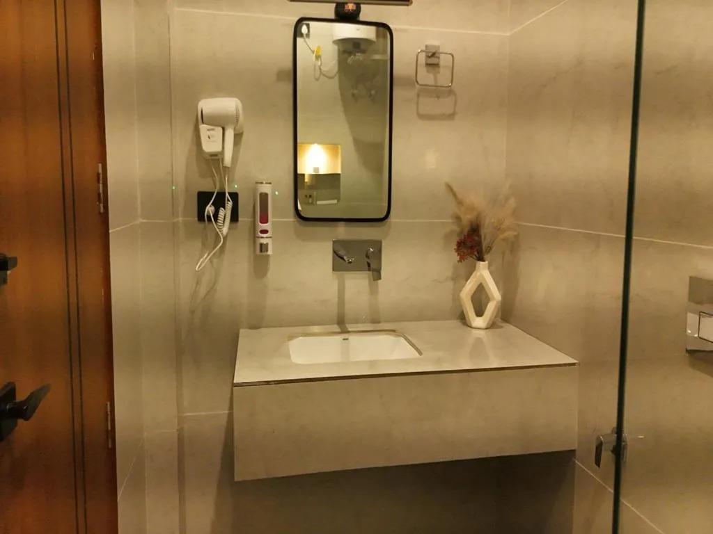 Shower in Yashasvi Himalayan Resort