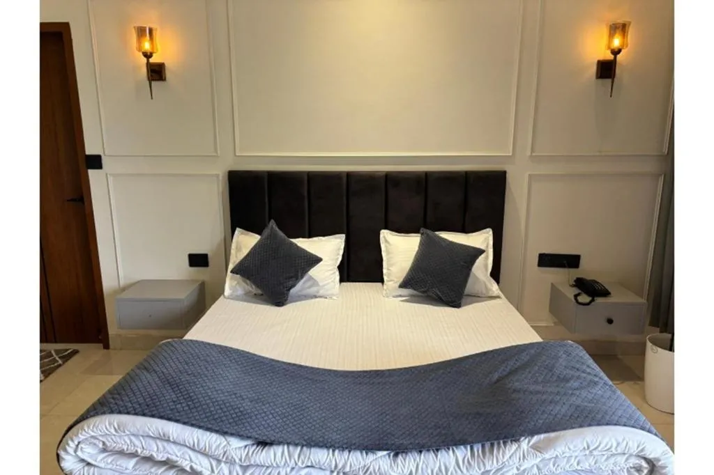 Bed in Yashasvi Himalayan Resort