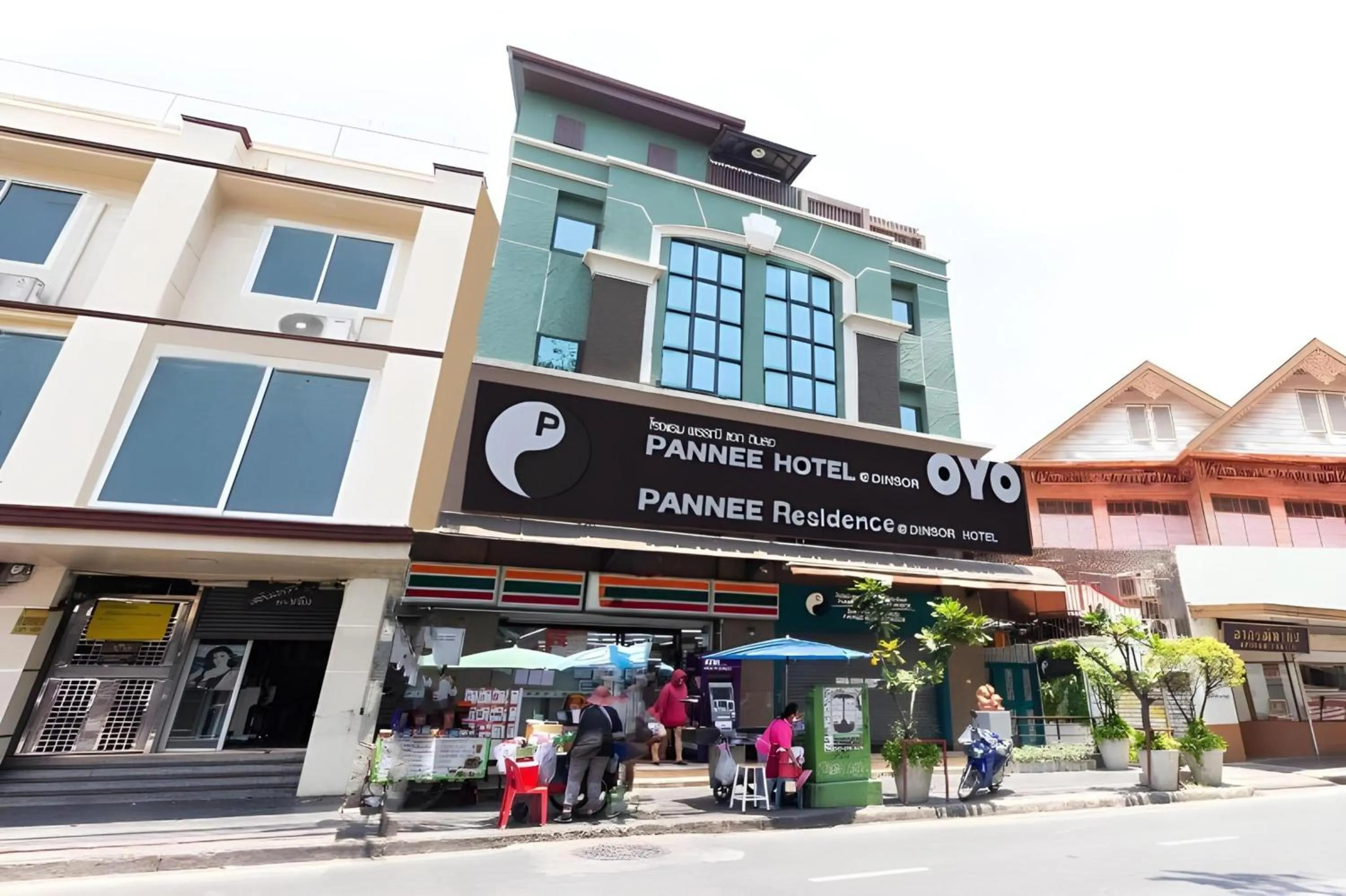 Property building in Super OYO 484 Pannee Residence Khaosan Sha Plus