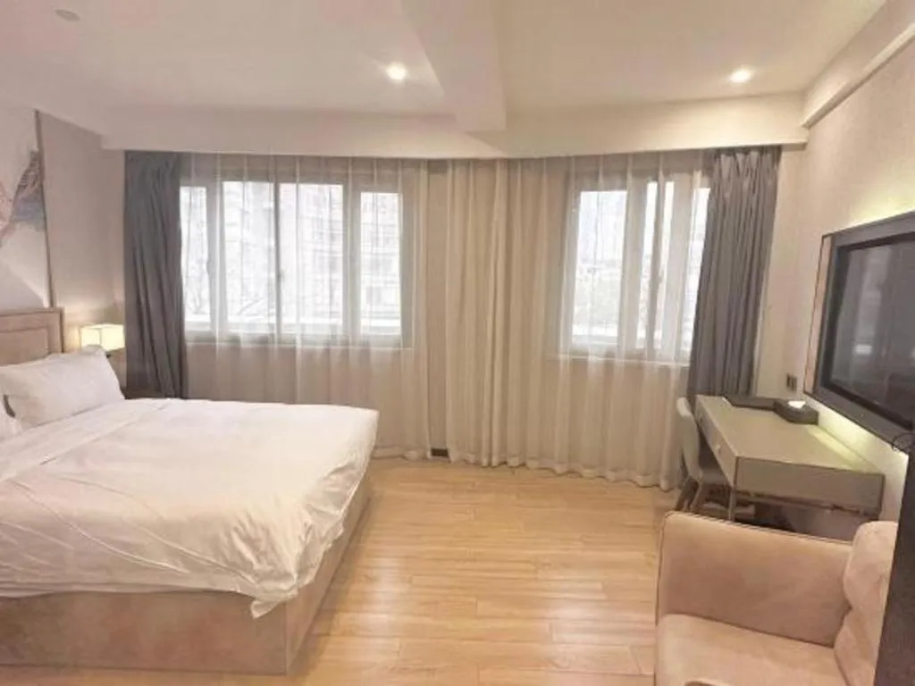 Bed in Hongqiao Pujue International Zhongshan Park Metro Station