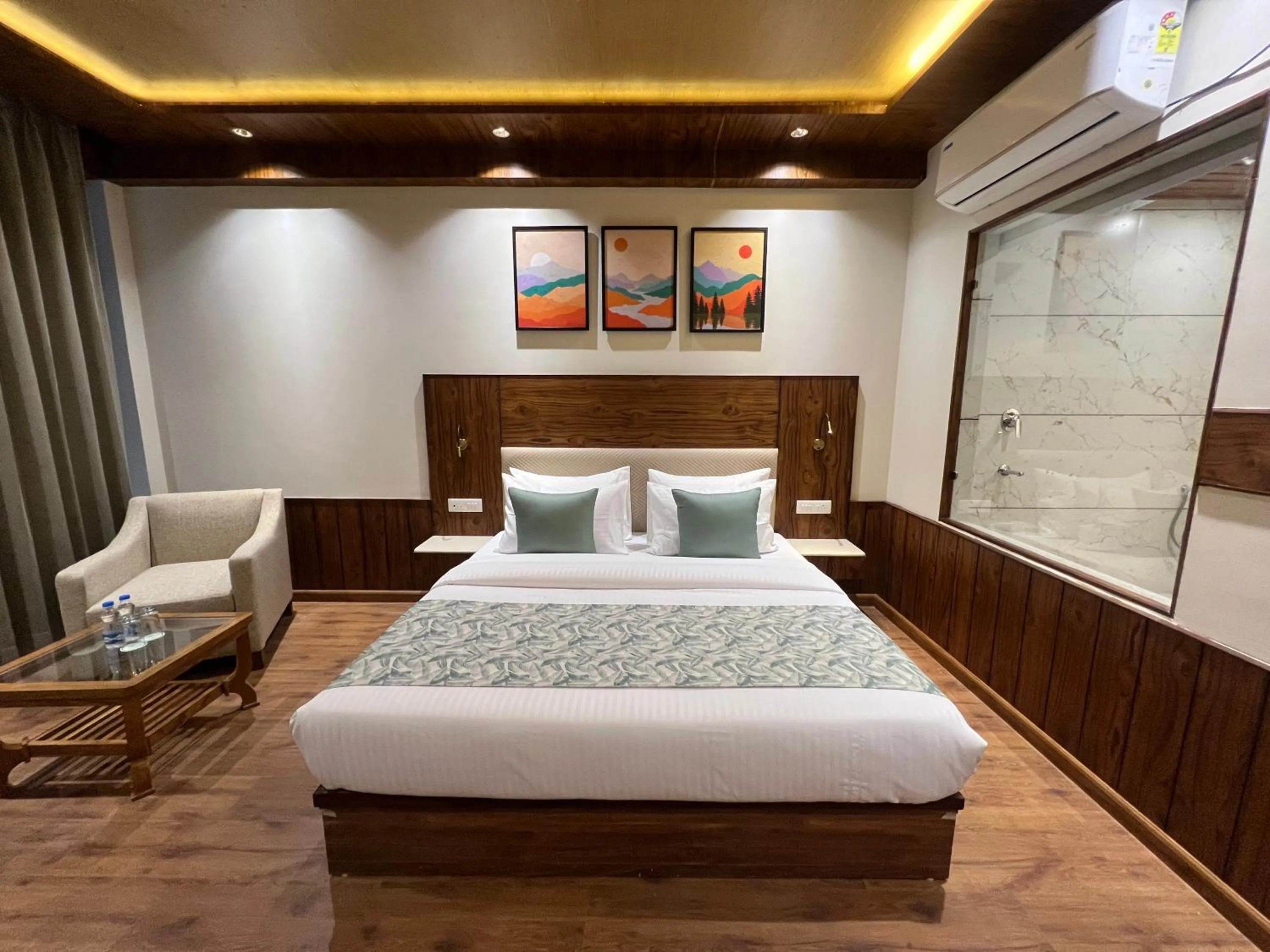 Photo of the whole room, Bed in North Deodar Resort, Kasol