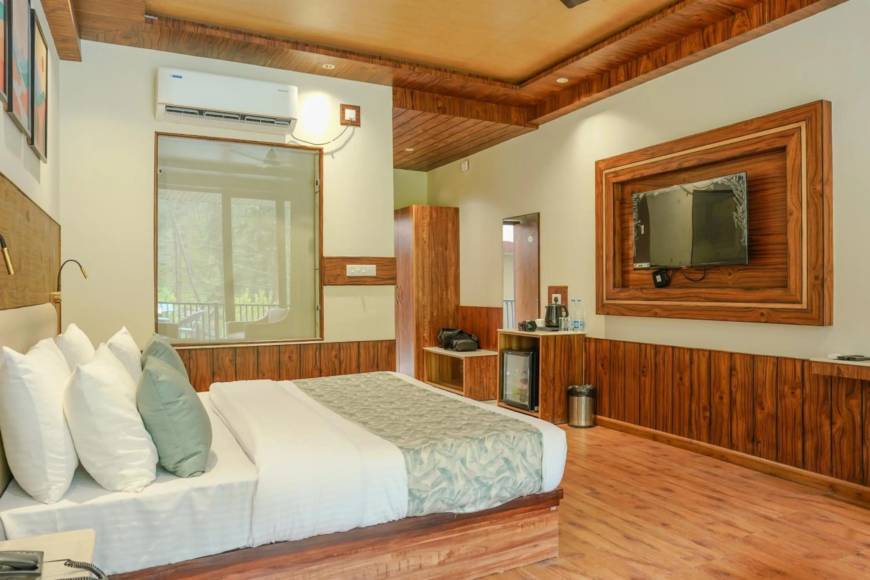 TV and multimedia, Bed in North Deodar Resort, Kasol
