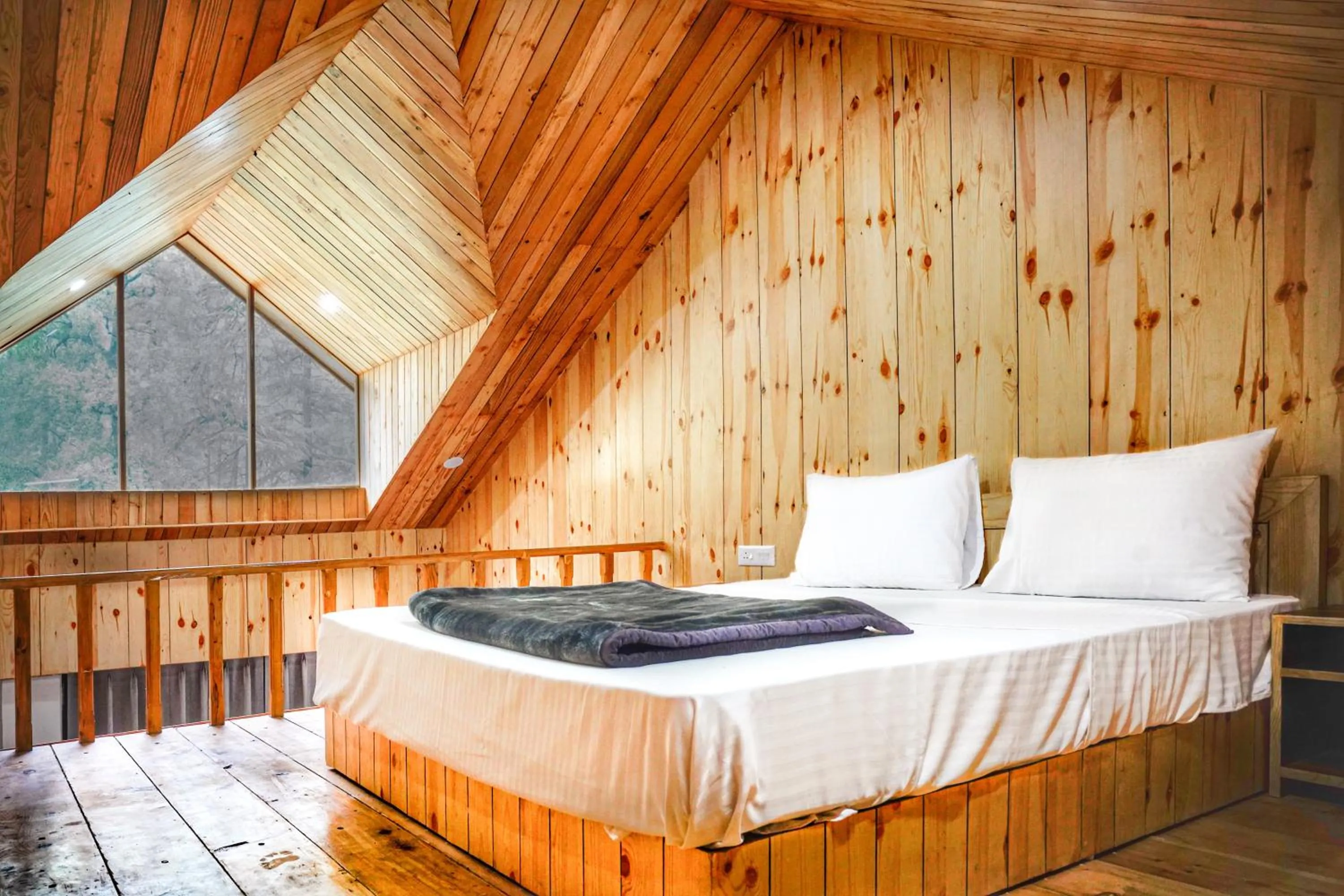 Bedroom, Bed in North Deodar Resort, Kasol