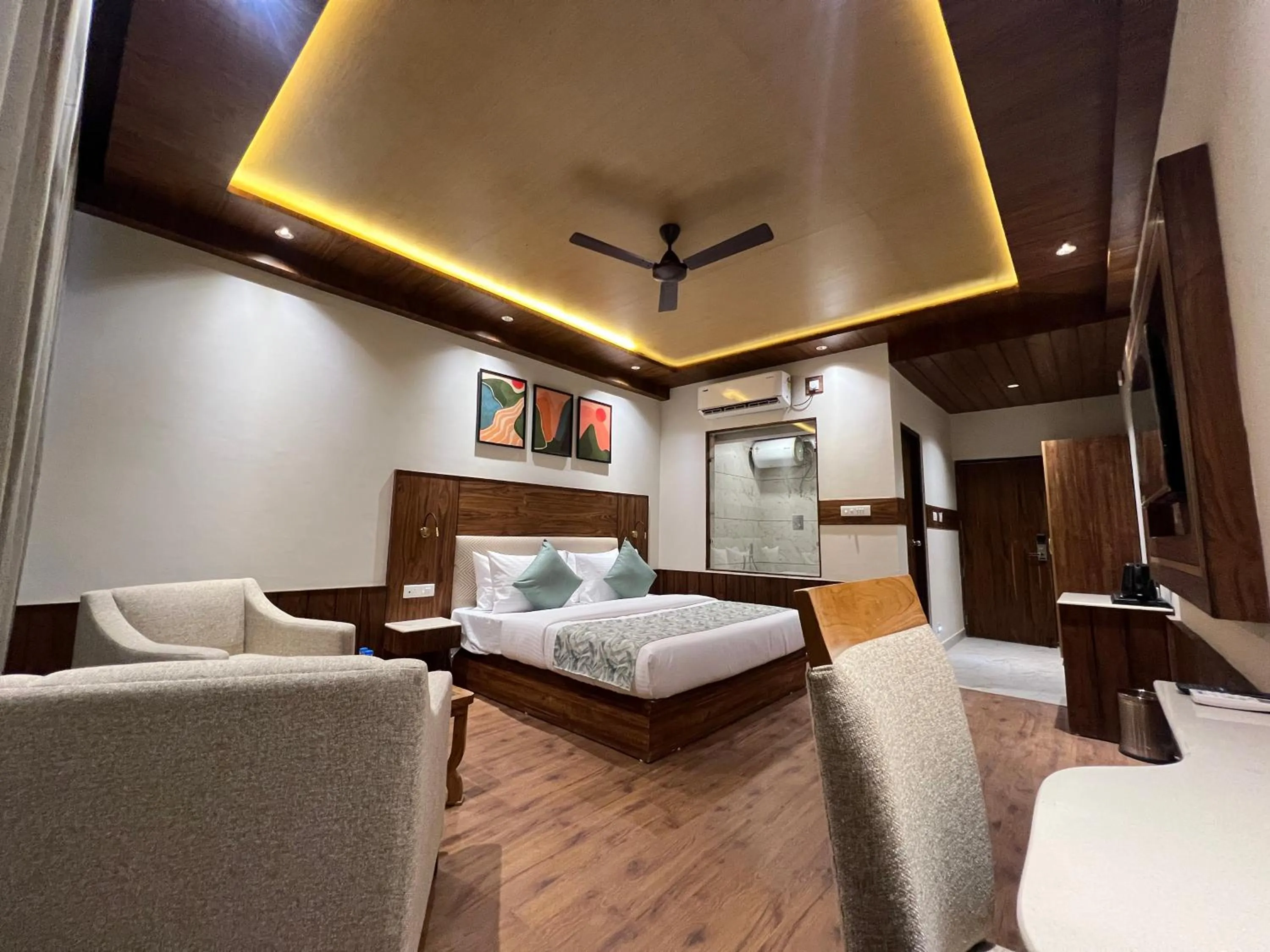 TV and multimedia, Bed in North Deodar Resort, Kasol