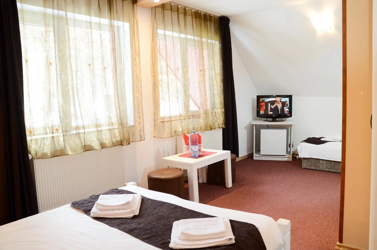 Photo of the whole room, Bed in Pensiunea Happy Inn