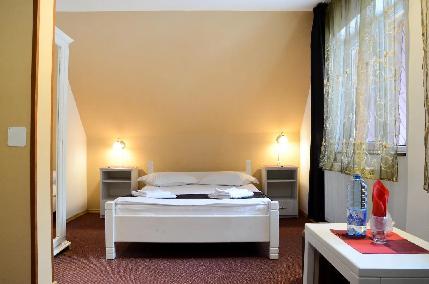 Photo of the whole room, Bed in Pensiunea Happy Inn