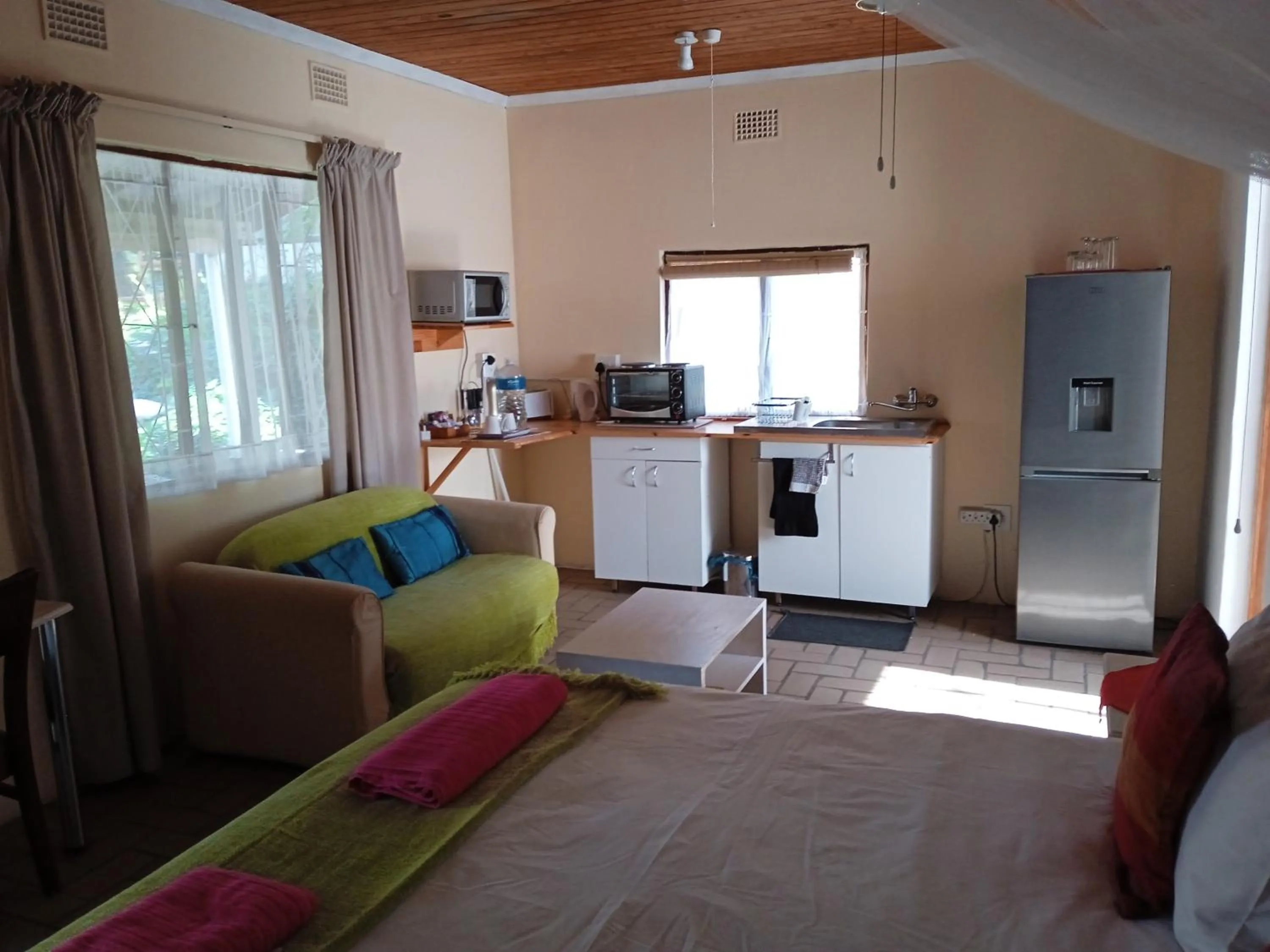 Kitchen or kitchenette, Bed in Geckos B&B and Self-catering