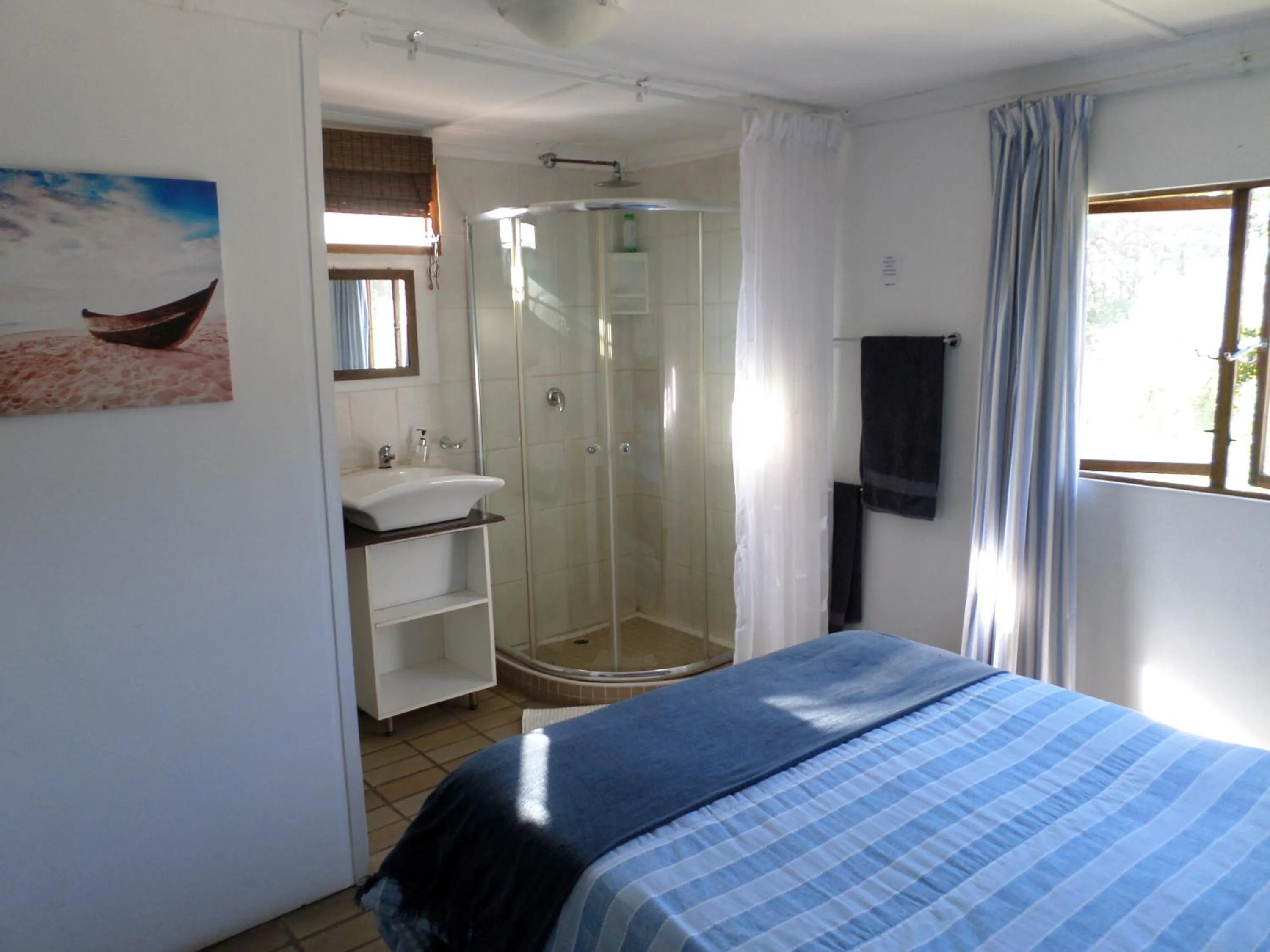 Shower, Bed in Geckos B&B and Self-catering