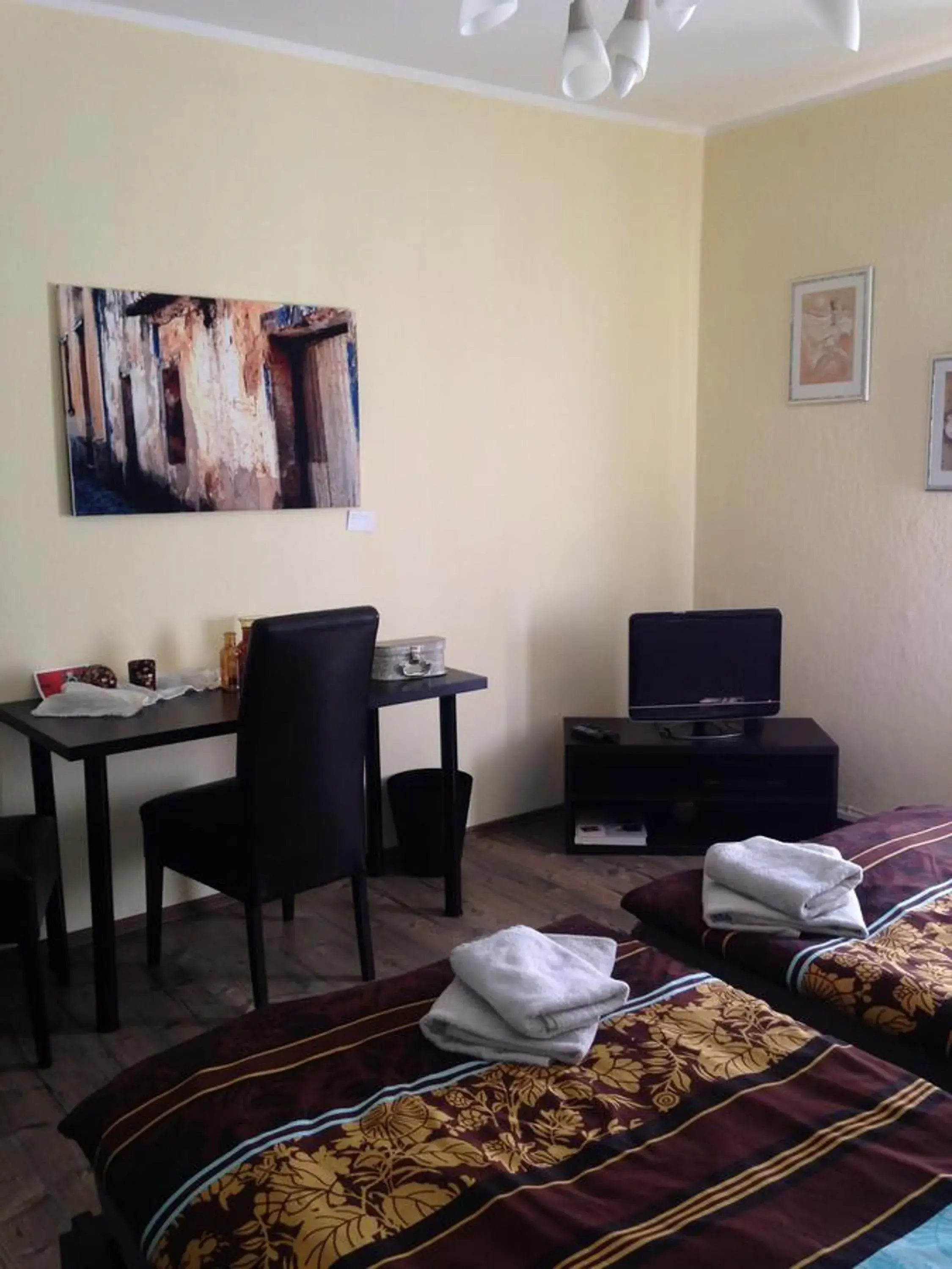 Double Room with Private External Bathroom - single occupancy in Haus Silbertal Double Room with Private External Bathroom - single occupancy in Haus Silbertal
