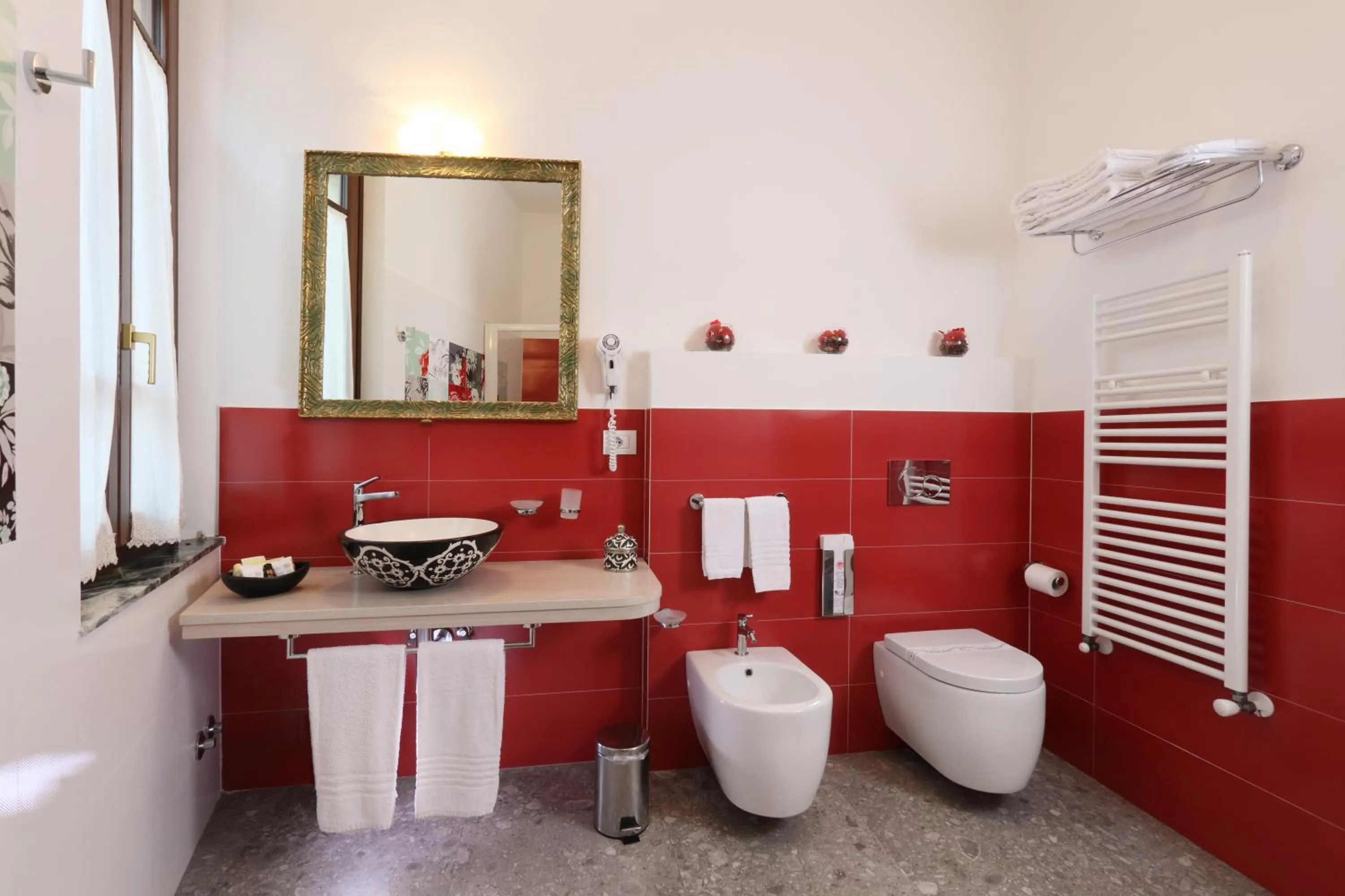 Porta Di Mezzo Luxury Suites & Rooms