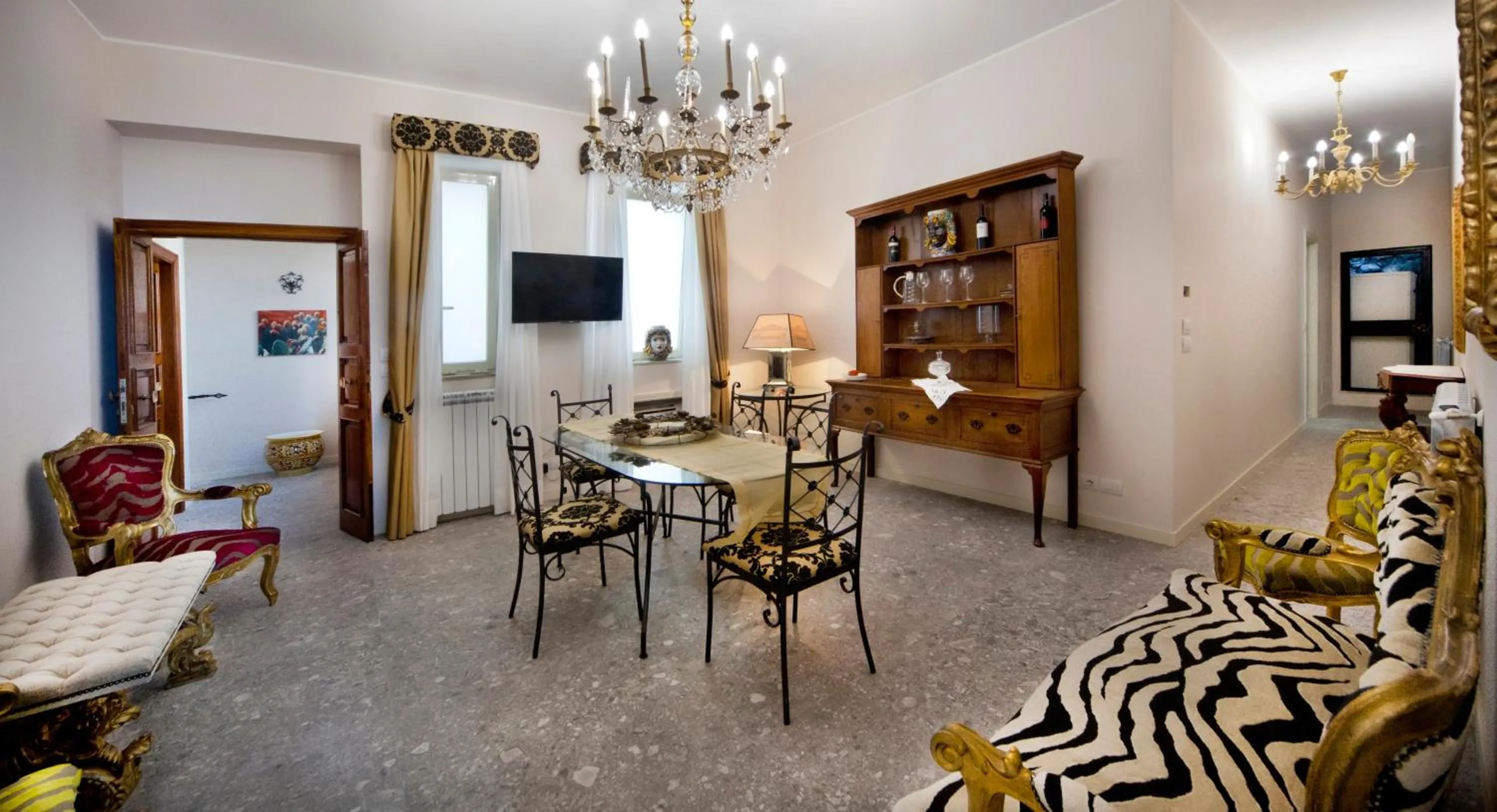 Lobby or reception in Porta Di Mezzo Luxury Suites & Rooms