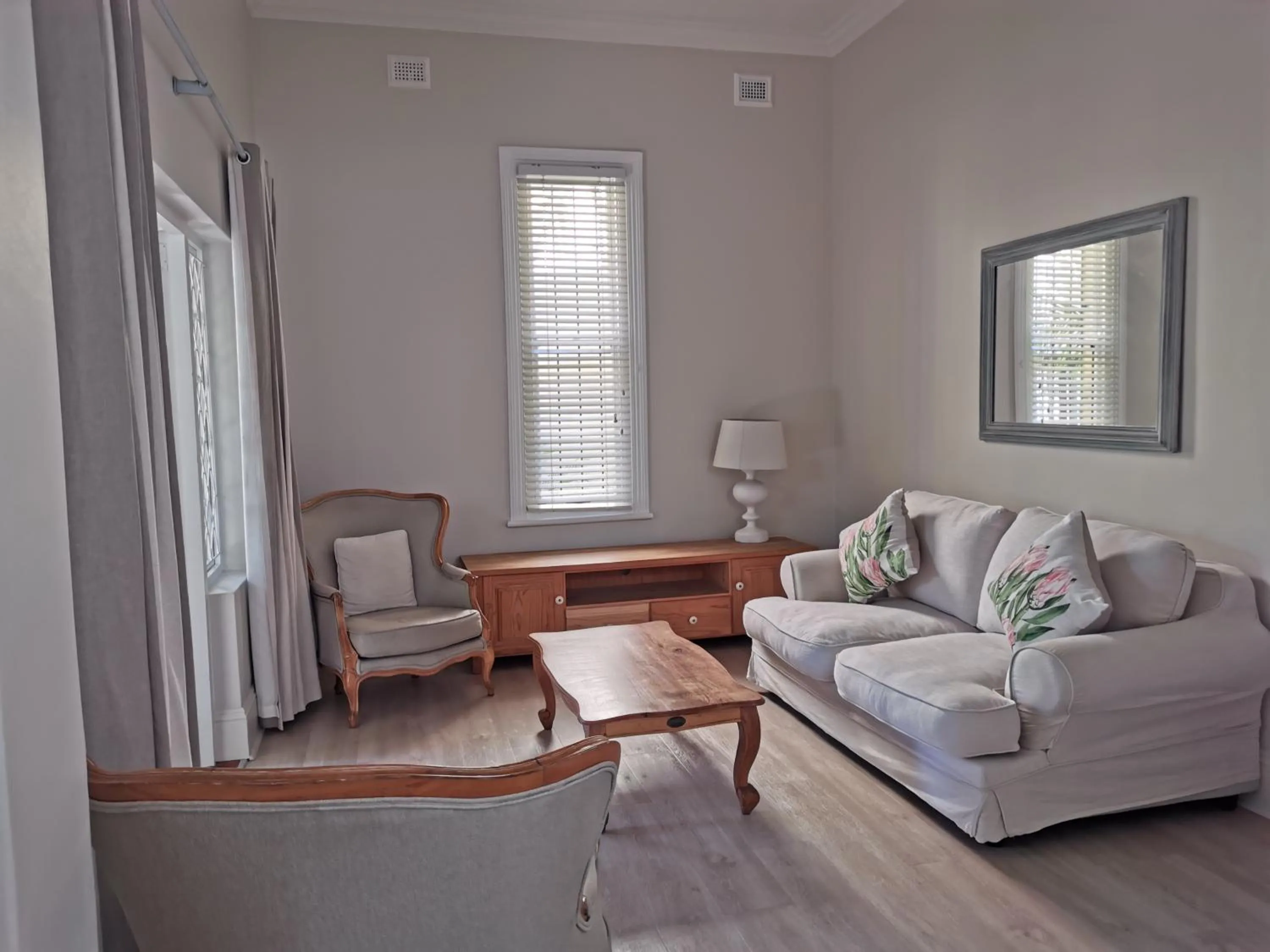 Living room in Madeline Grove Bed & Breakfast