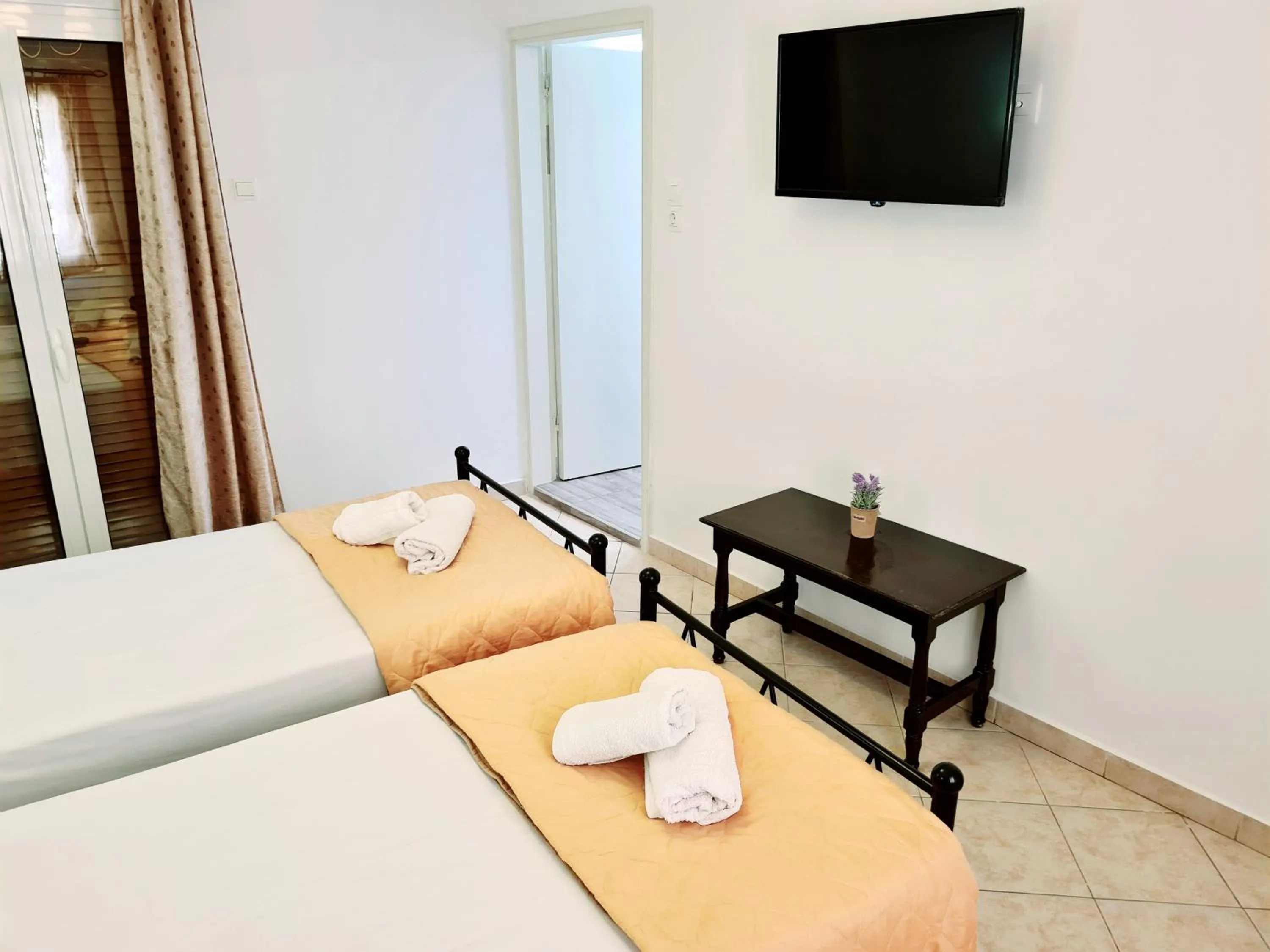 TV and multimedia in Avra Rooms