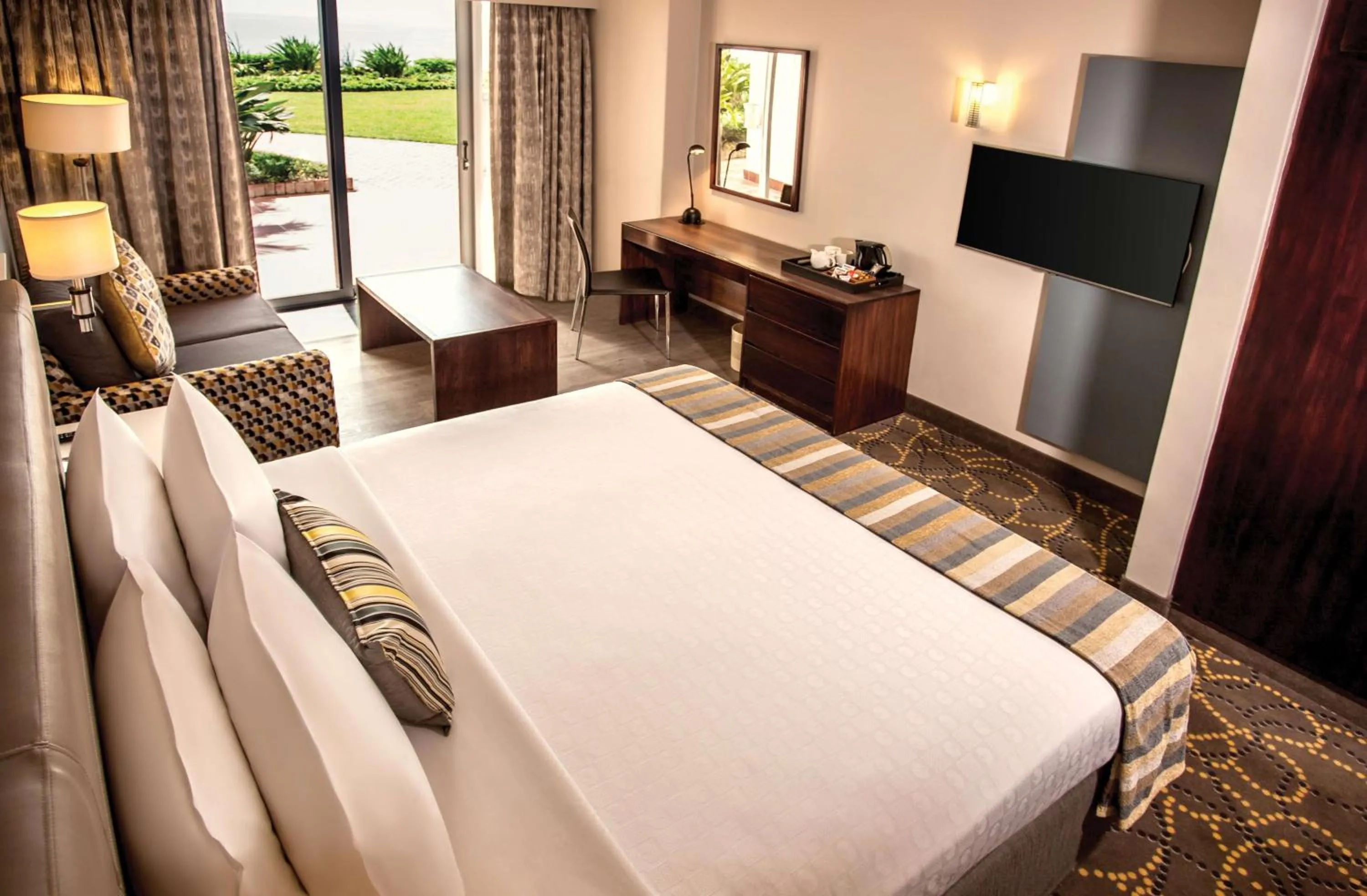 Bedroom, Bed in Garden Court South Beach