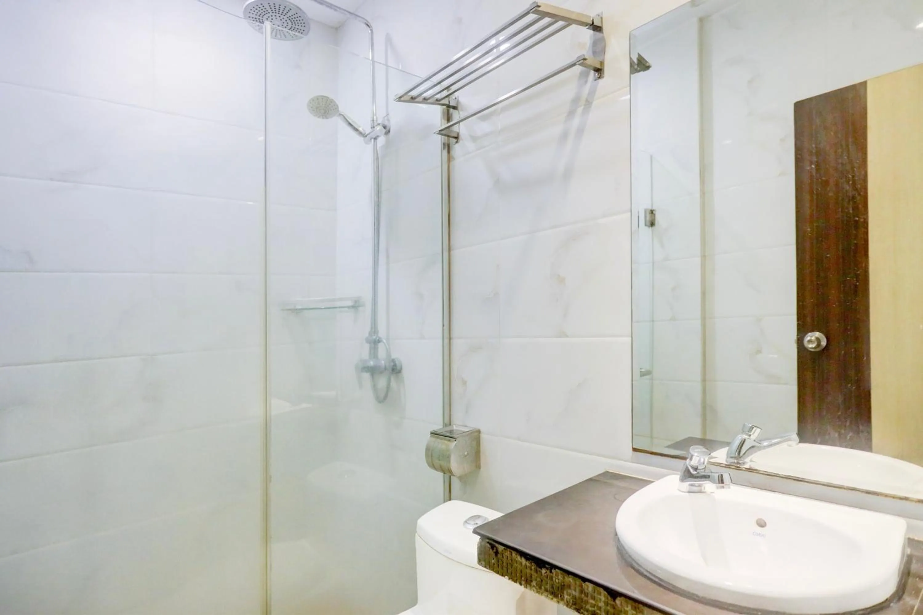 Bathroom in Townhouse Oak Batam near Grand Batam Mall formerly Lucky Star Hotel
