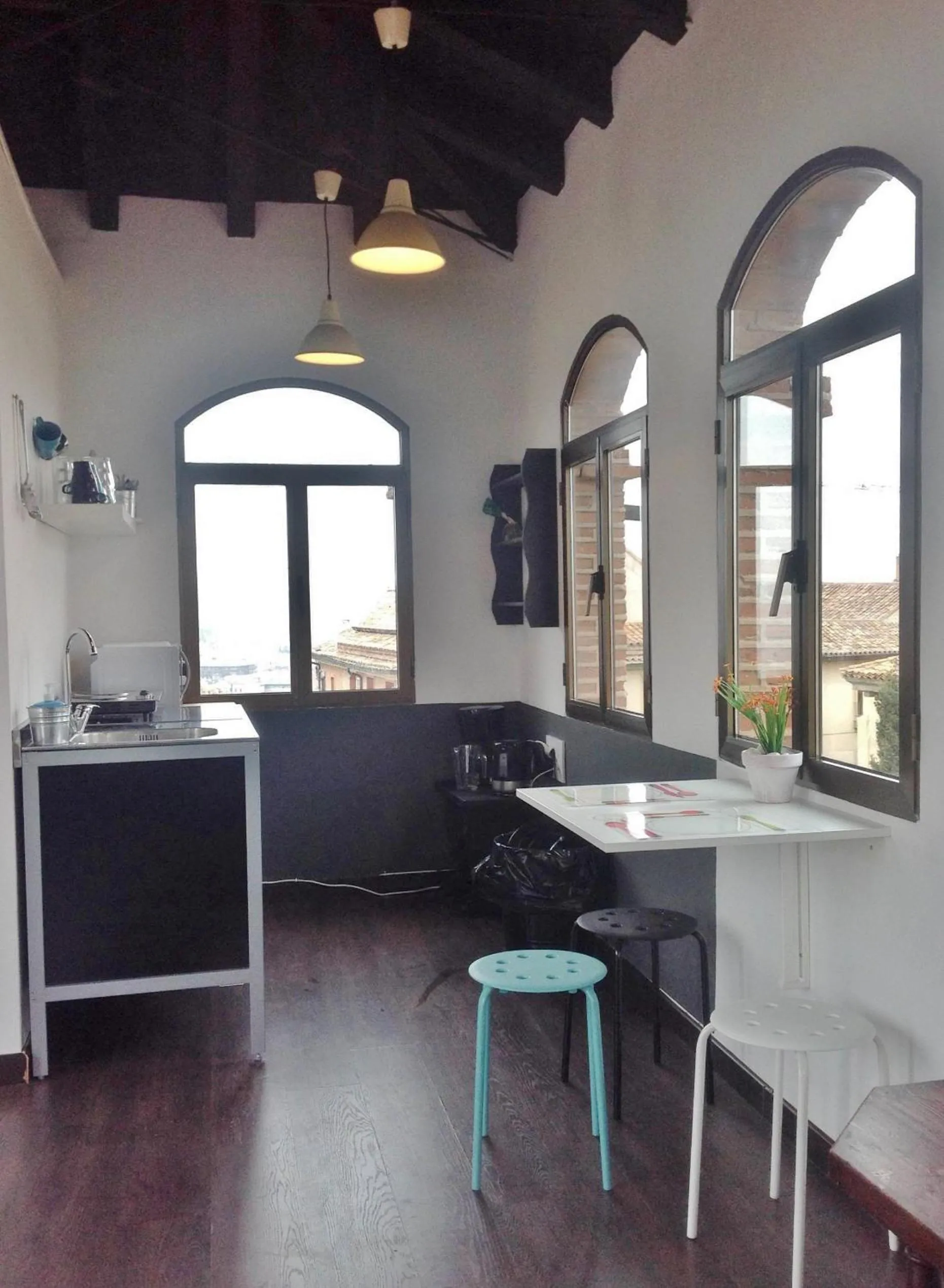 Kitchen or kitchenette in Oasis Backpackers' Toledo