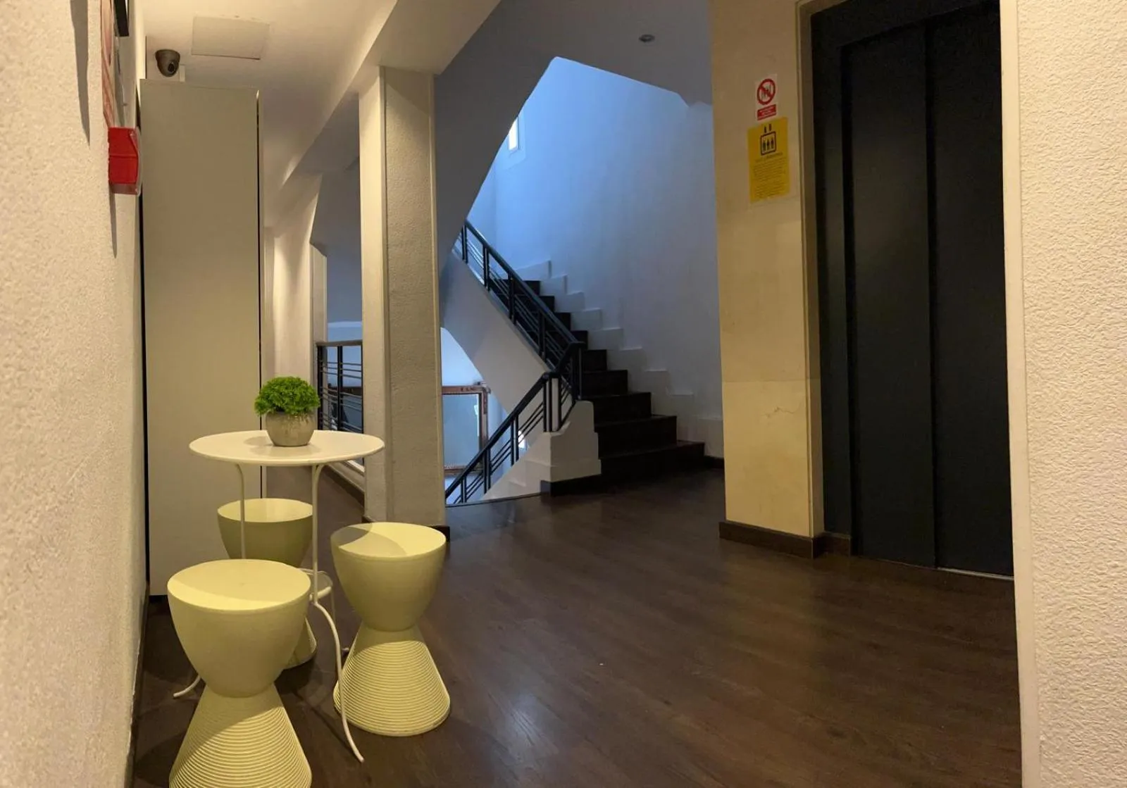 Property building in Oasis Backpackers' Toledo