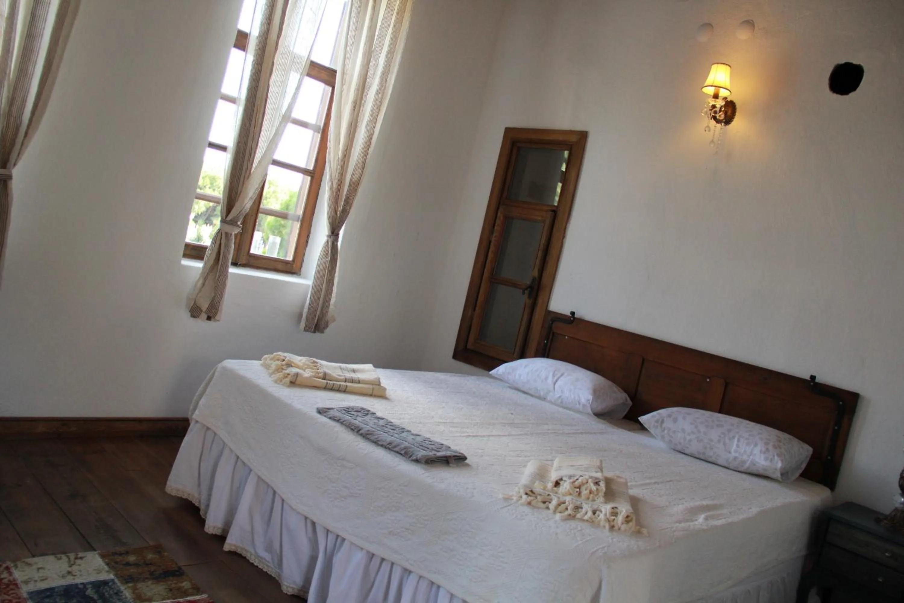 Photo of the whole room in Birgi Hotel Saliha Hanim Tas Konak