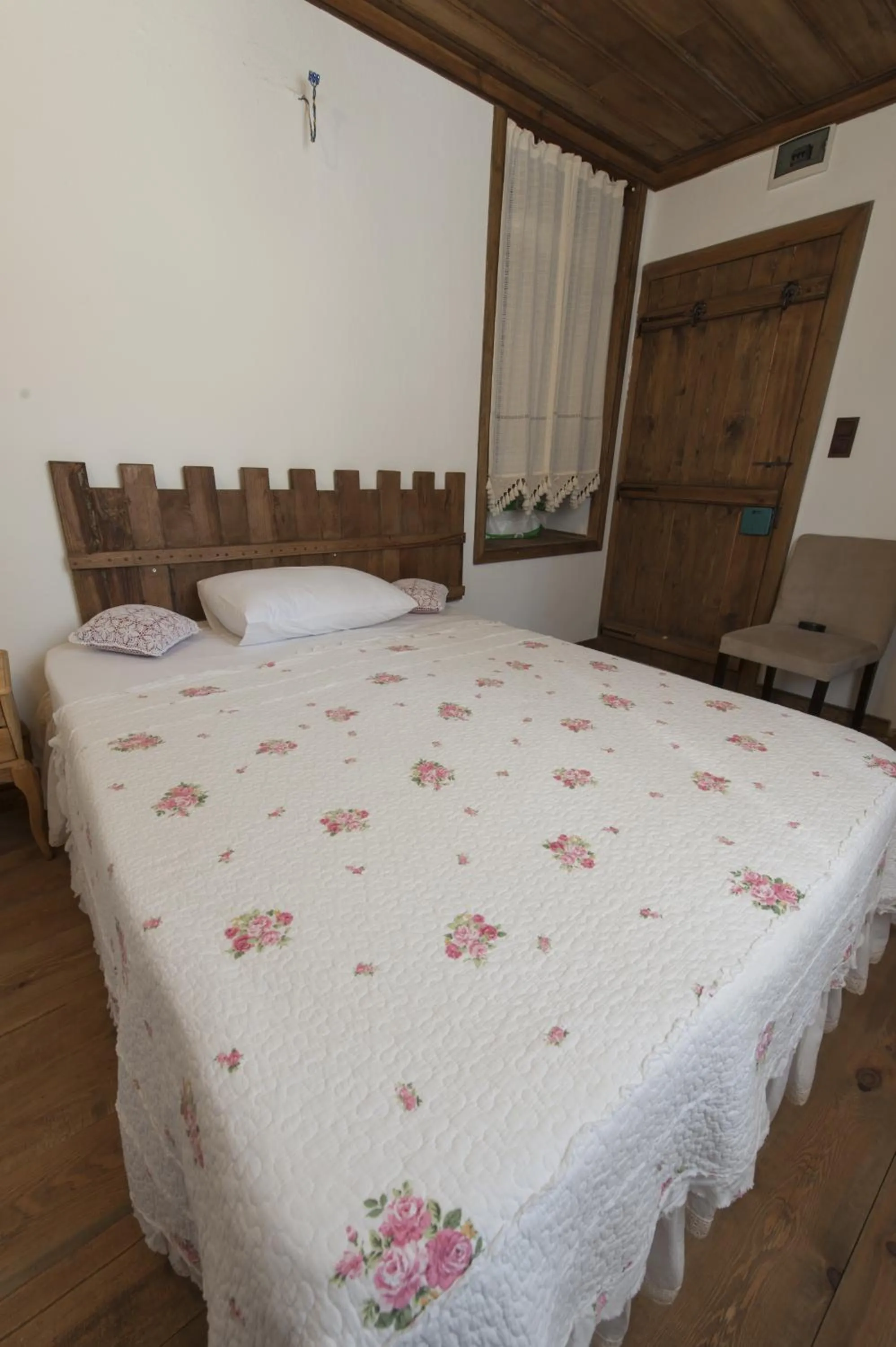 Photo of the whole room in Birgi Hotel Saliha Hanim Tas Konak