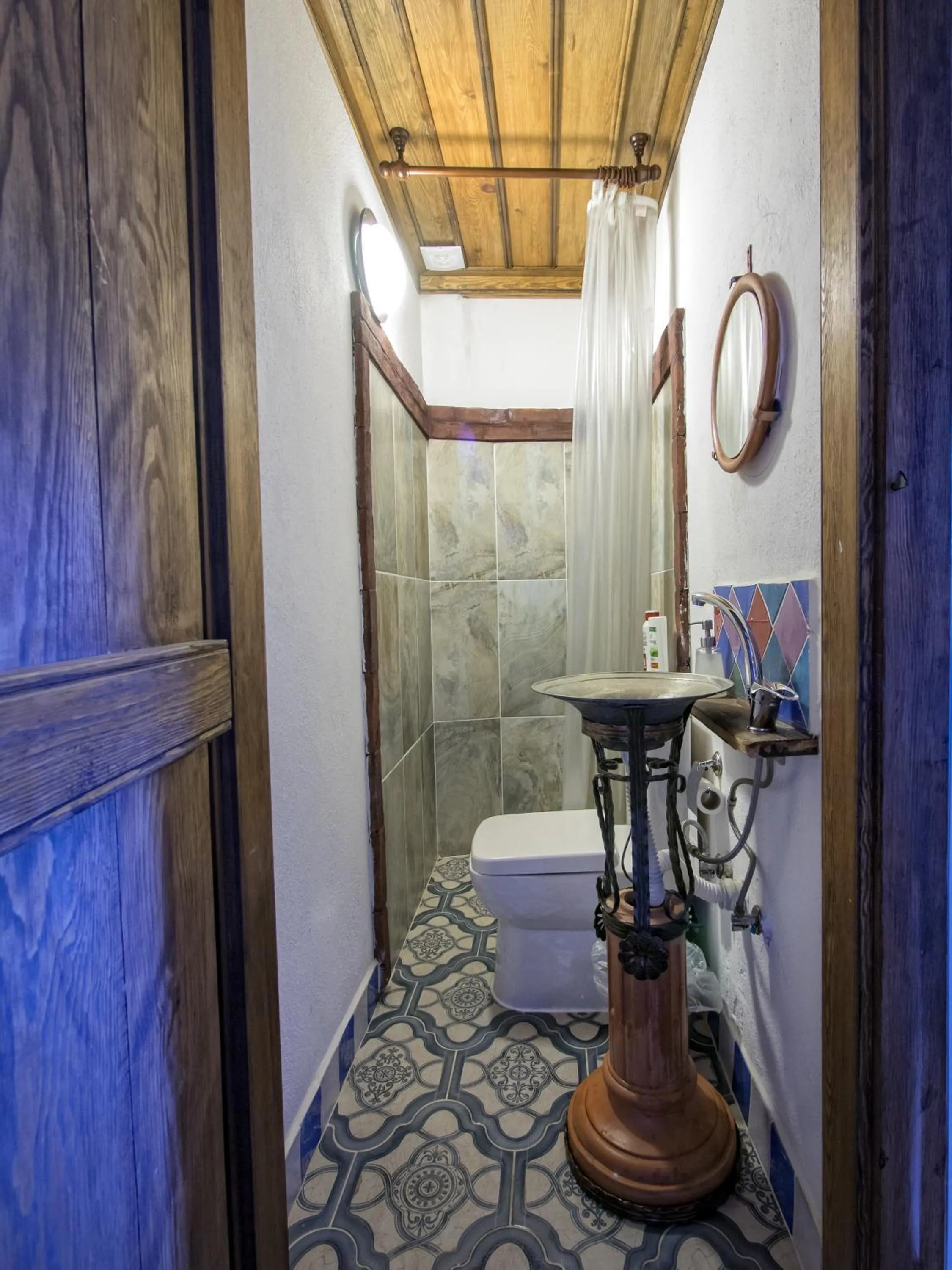 Photo of the whole room in Birgi Hotel Saliha Hanim Tas Konak